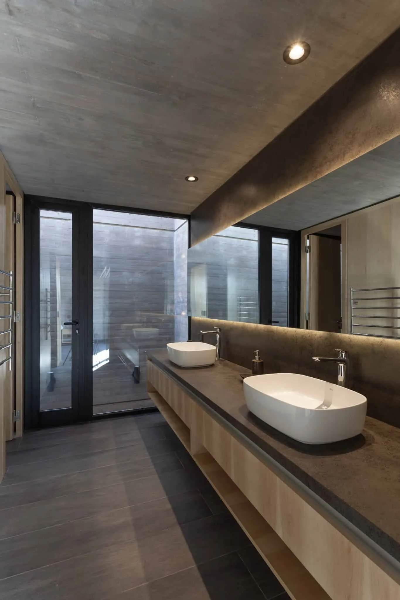 A4estudio设计的Casa Anabela双洗手盆浴室与镜子。