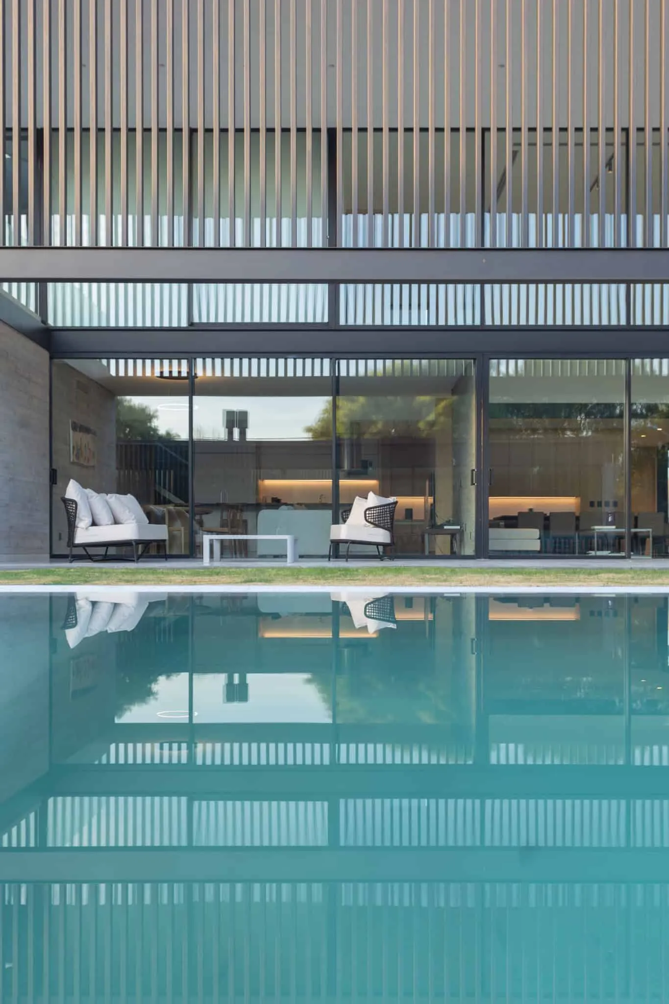 A4estudio设计的Kasa EE：对称立面与反射泳池