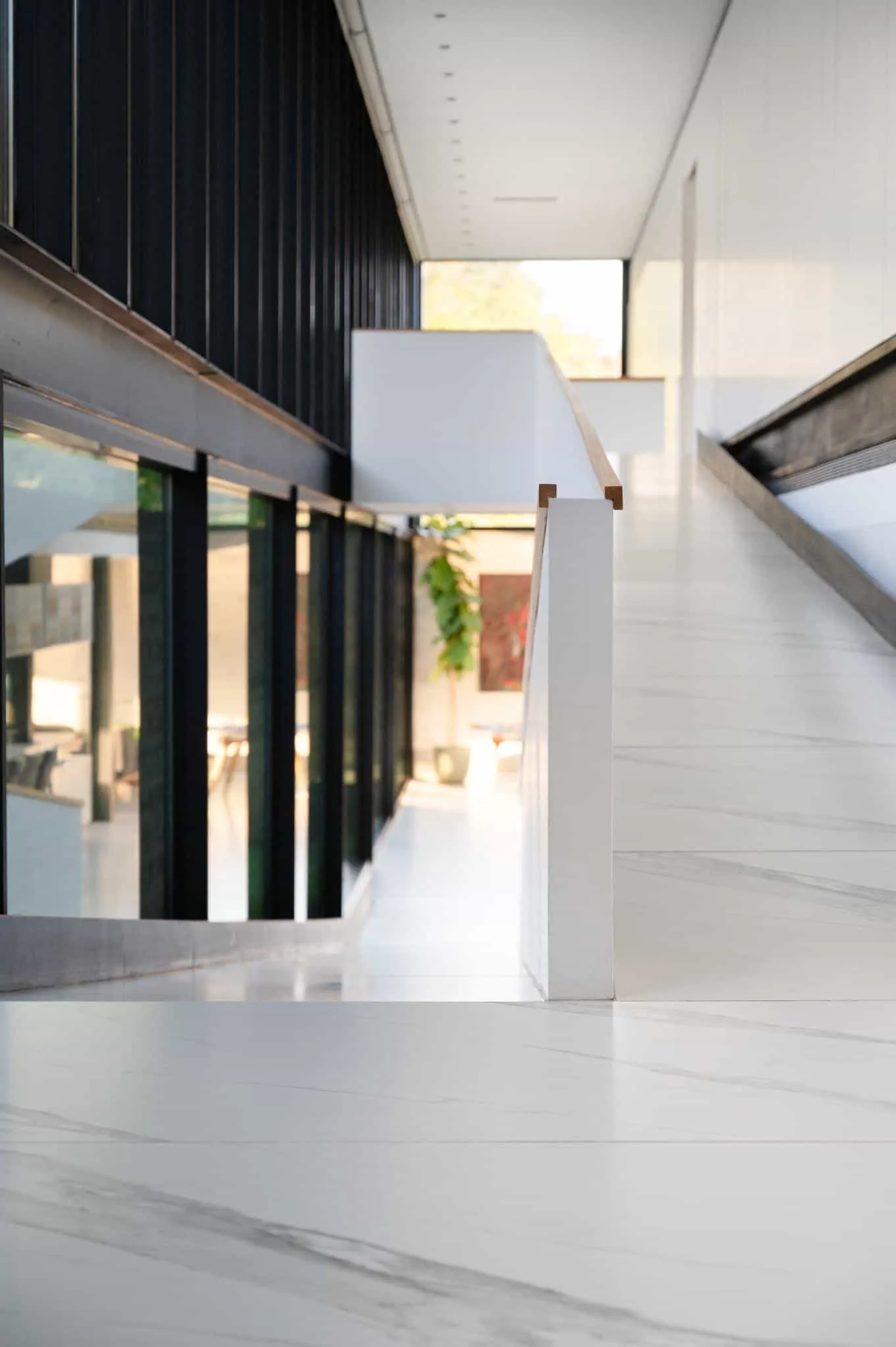 帕切科住宅内部坡道，通往公共区域，与垂直窗户隔断对齐