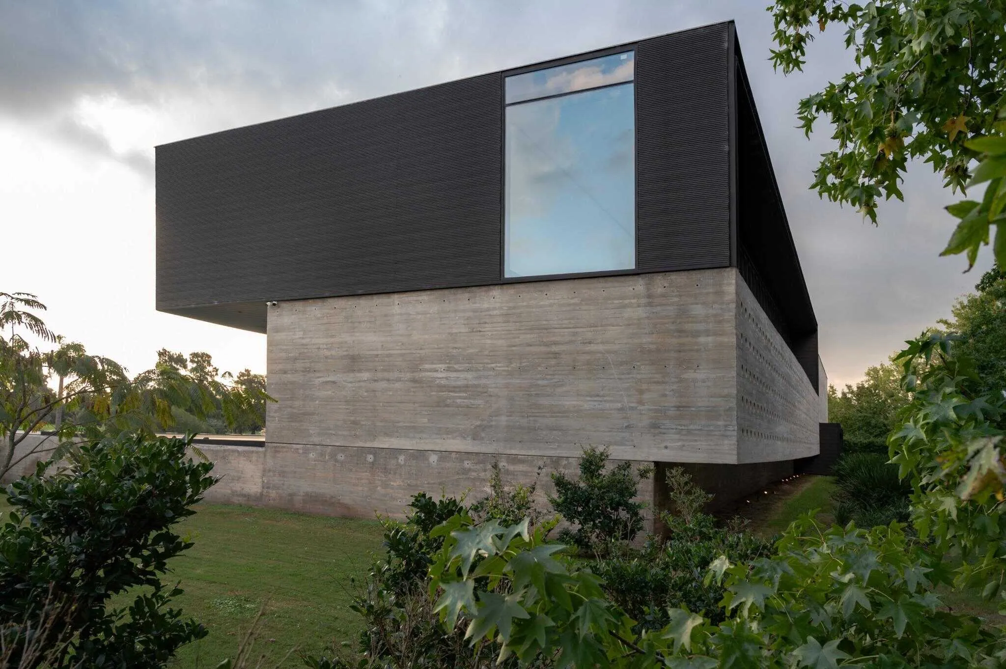 帕切科住宅角视图，强调窗户几何和分层体积