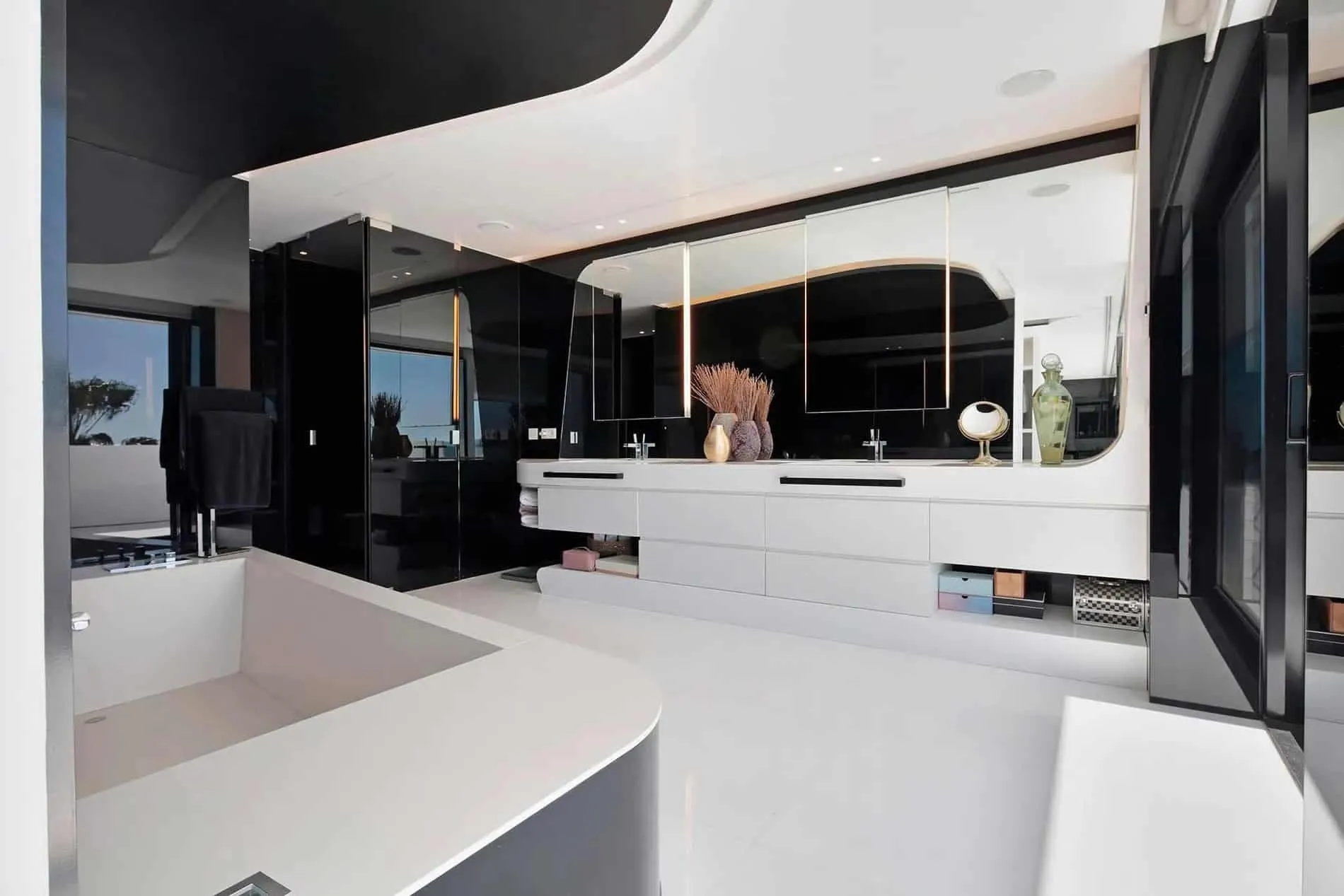 主卧带休息区，面向海洋和雕塑天花板，展示瓜马尔