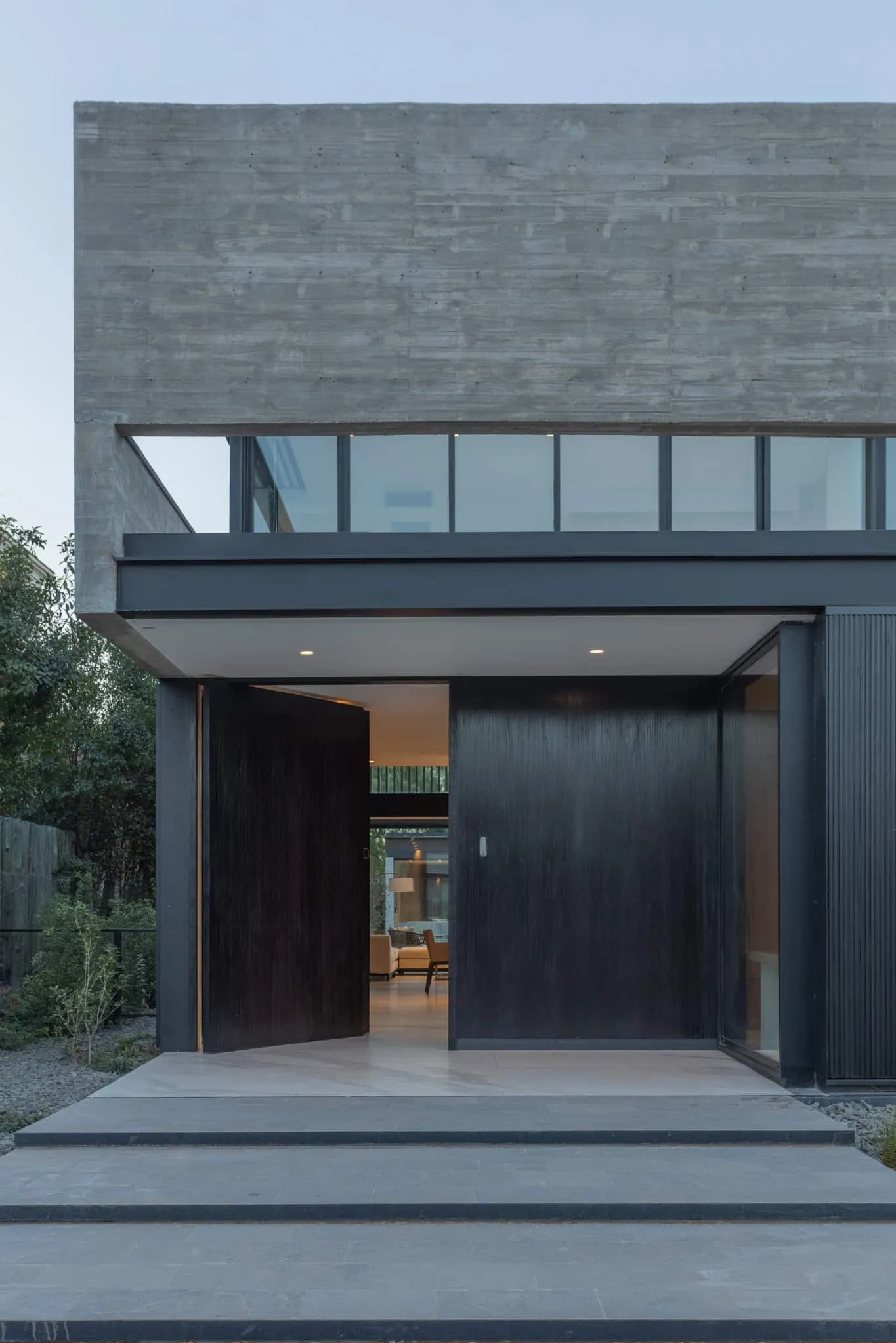 A4estudio设计的Kasa EE：主入口与深色木门