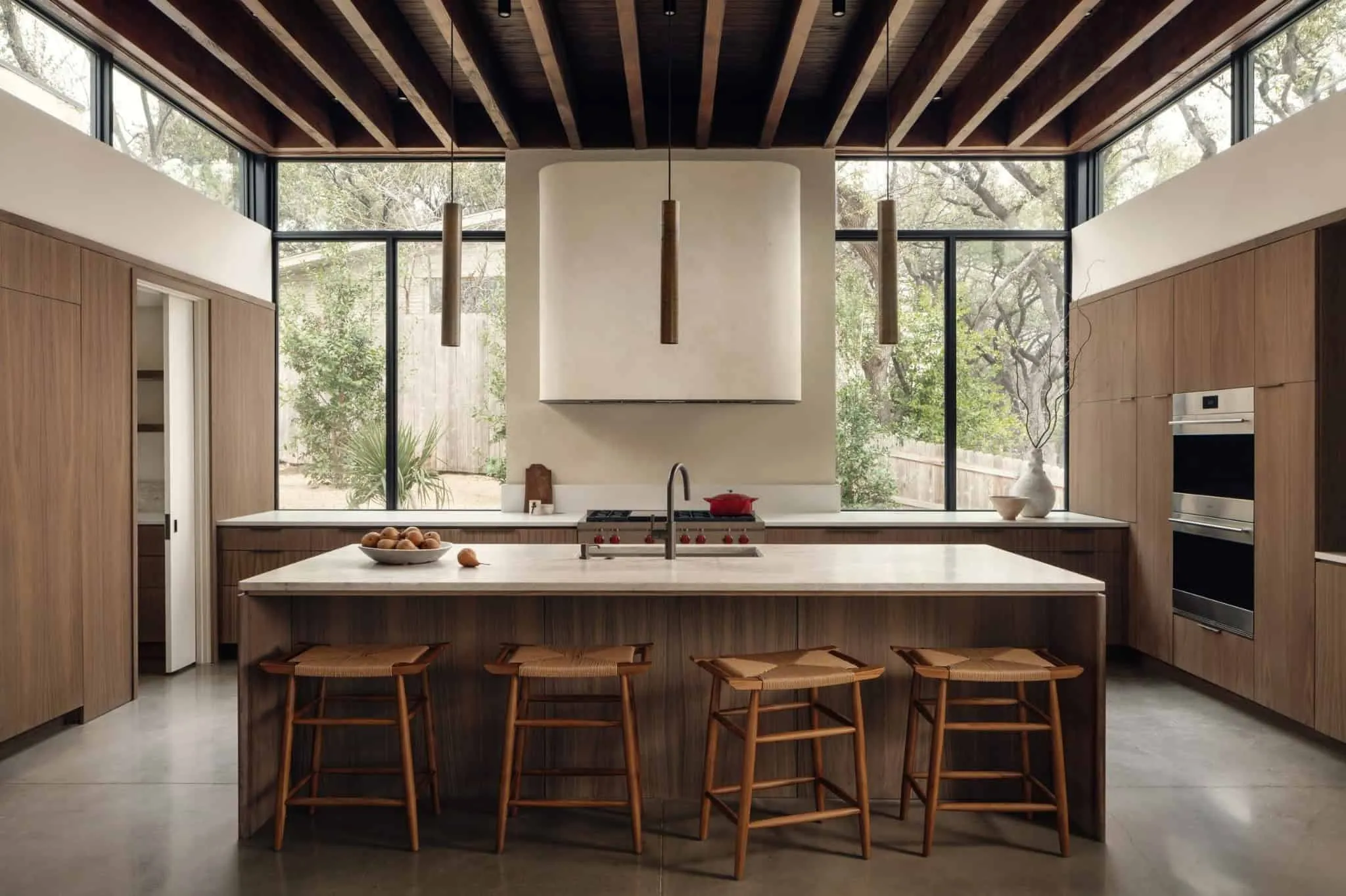 Спокойная спальня Casa Solis с окнами на всю стену и мягкими занавесками.