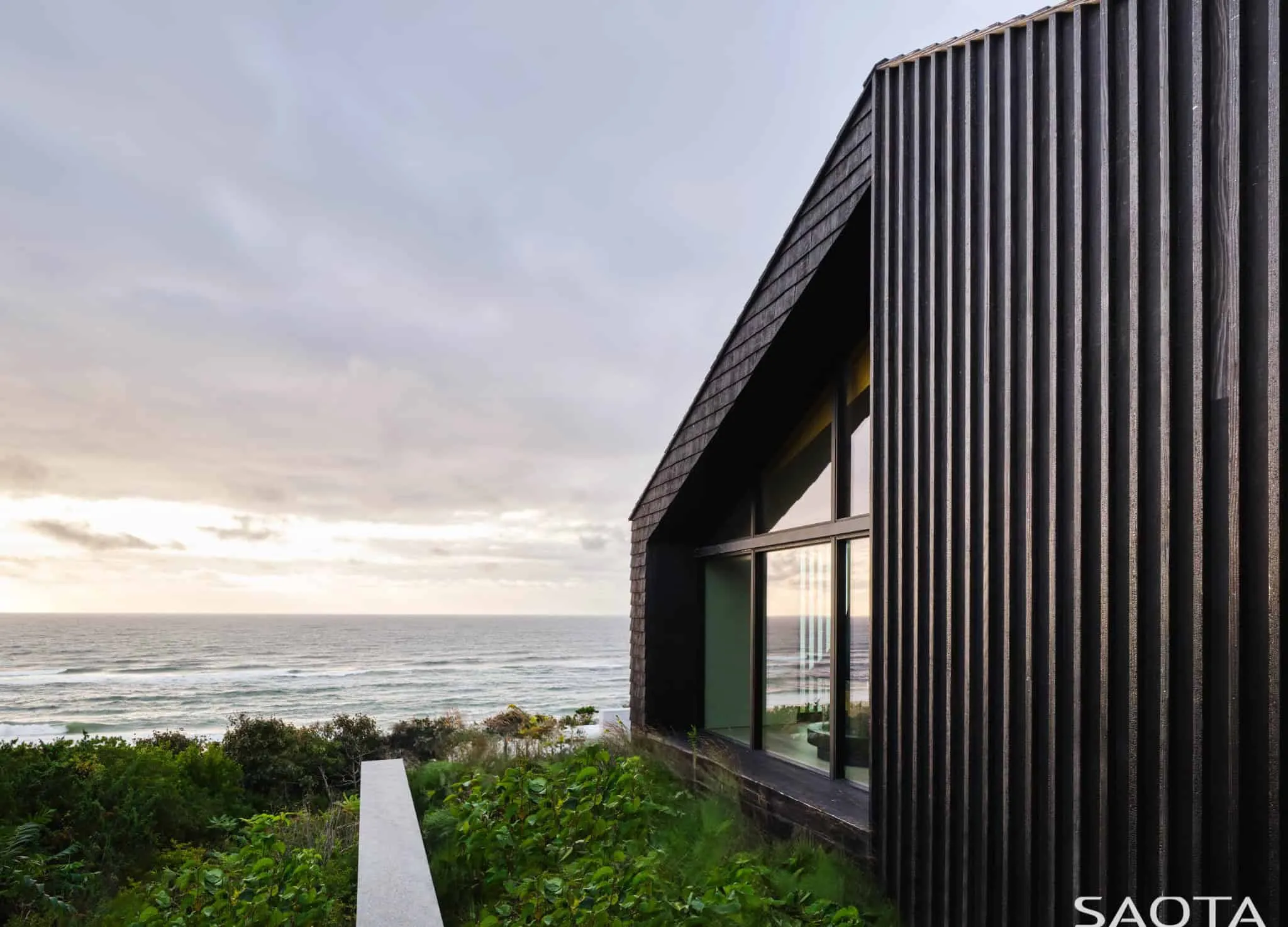 透过蒙托克住宅山墙窗户看到的大西洋景色。