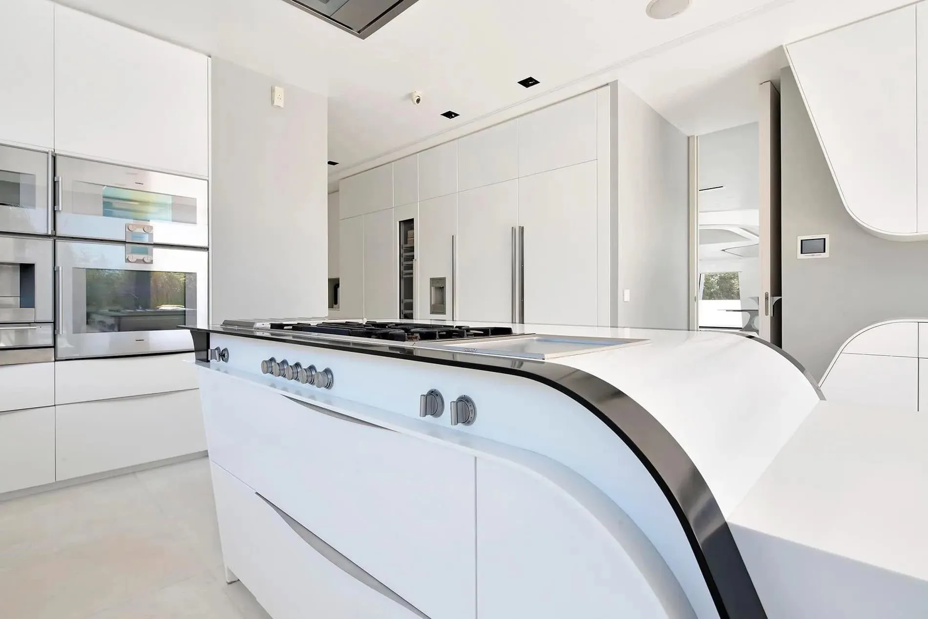 带拱形天花板和高玻璃墙的客厅内饰