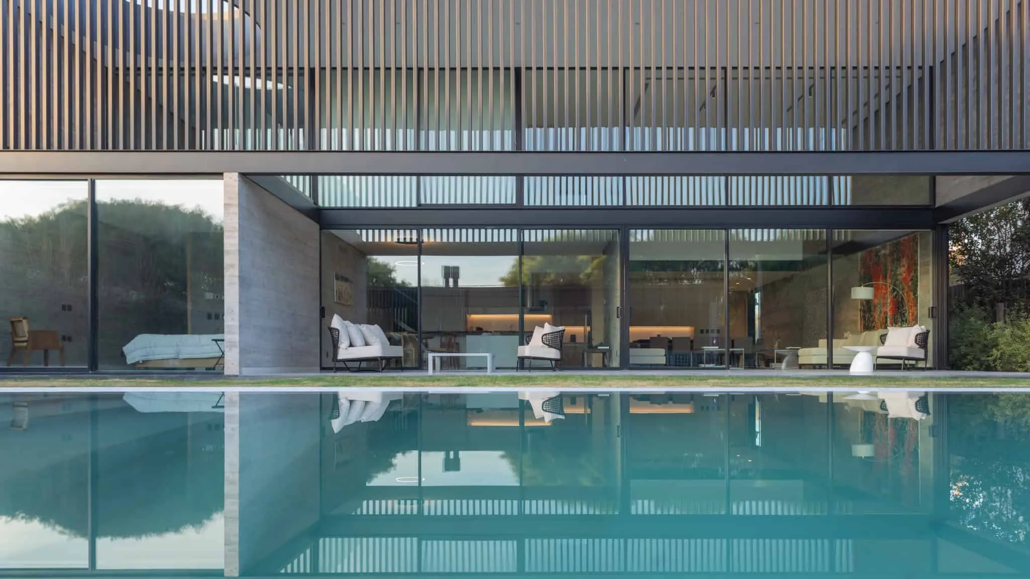 A4estudio设计的Kasa EE：客厅玻璃立面镜面反射