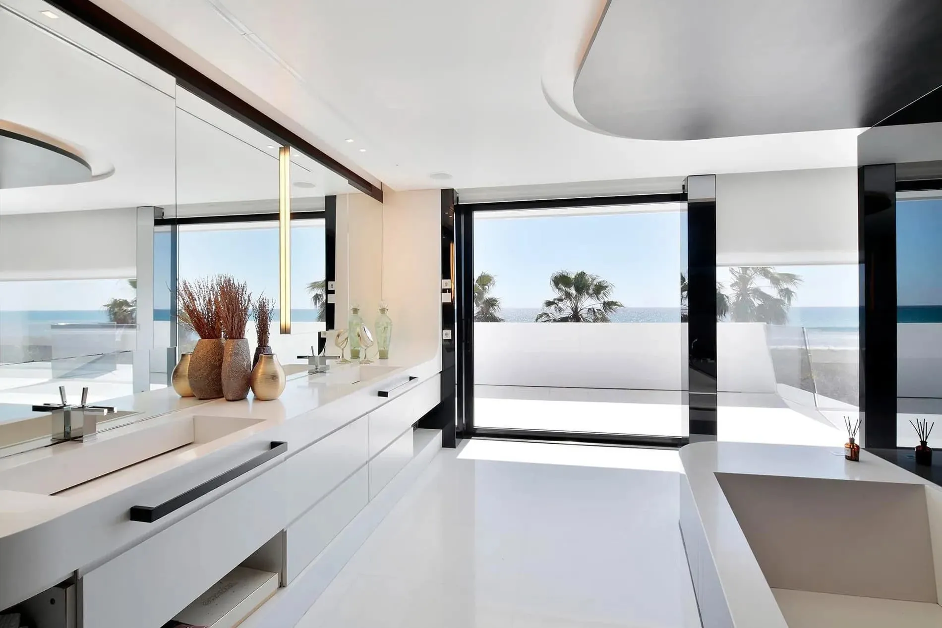 优雅白色阳台走廊，配有海景和玻璃门反射的棕榈树