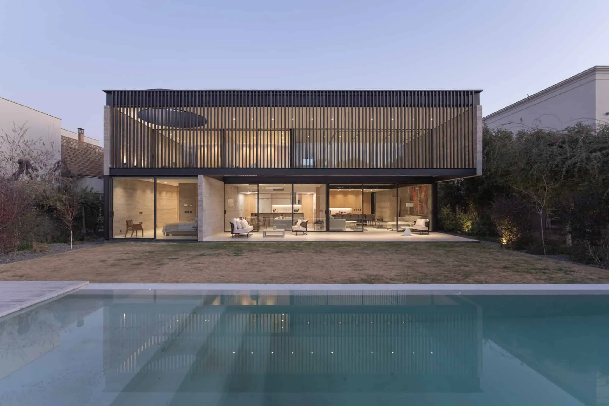 A4estudio设计的Kasa EE：黄昏客厅与厨房