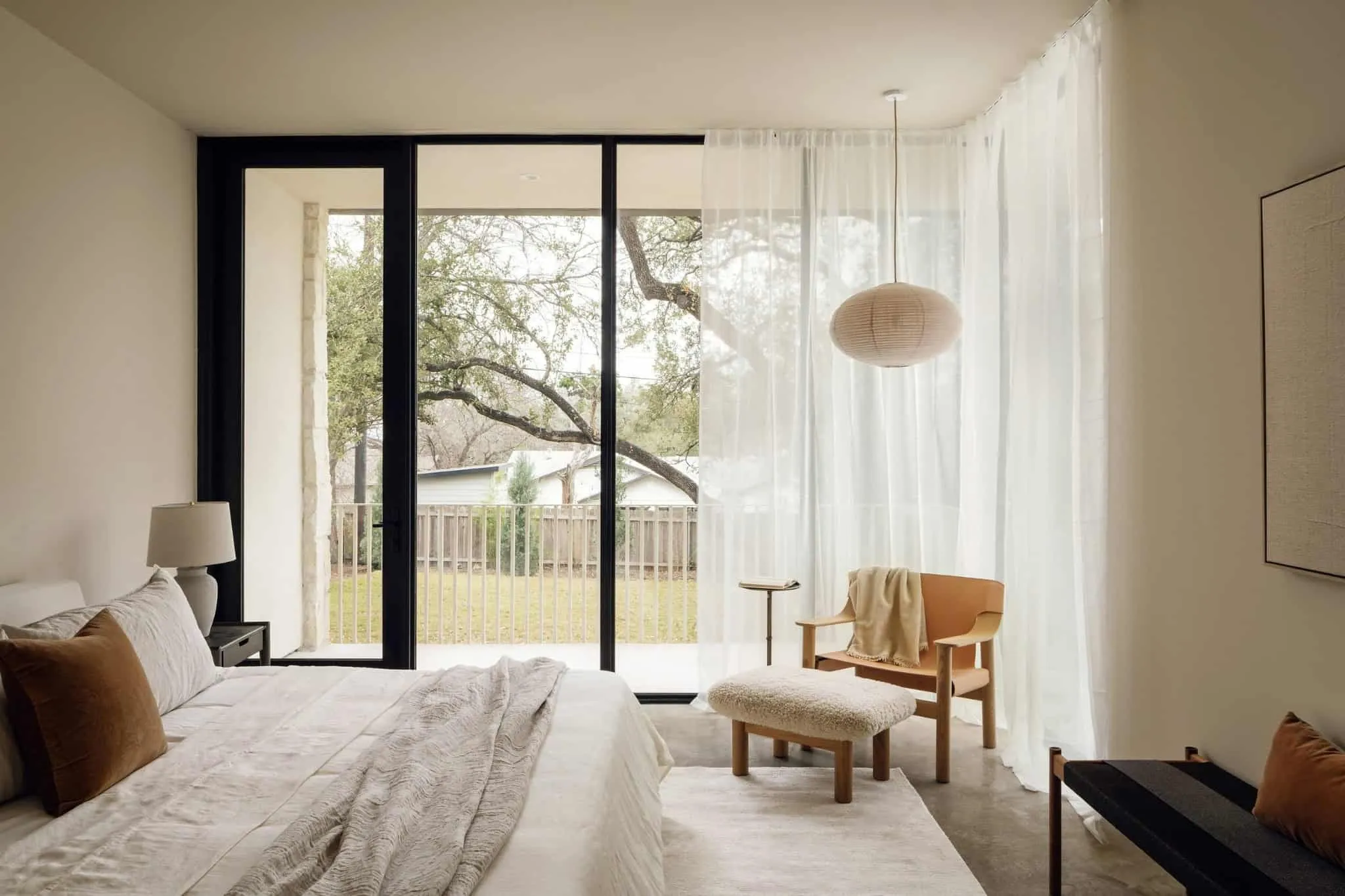 Теплая кухня Casa Solis с деревянными балками и мраморным островом.