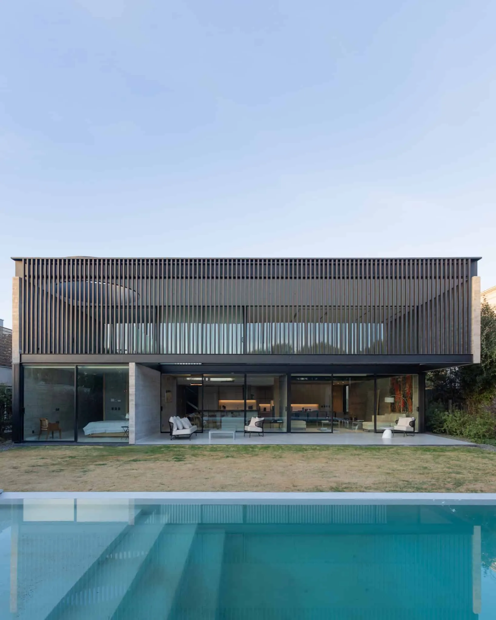 A4estudio设计的Kasa EE：现代住宅后视图与泳池