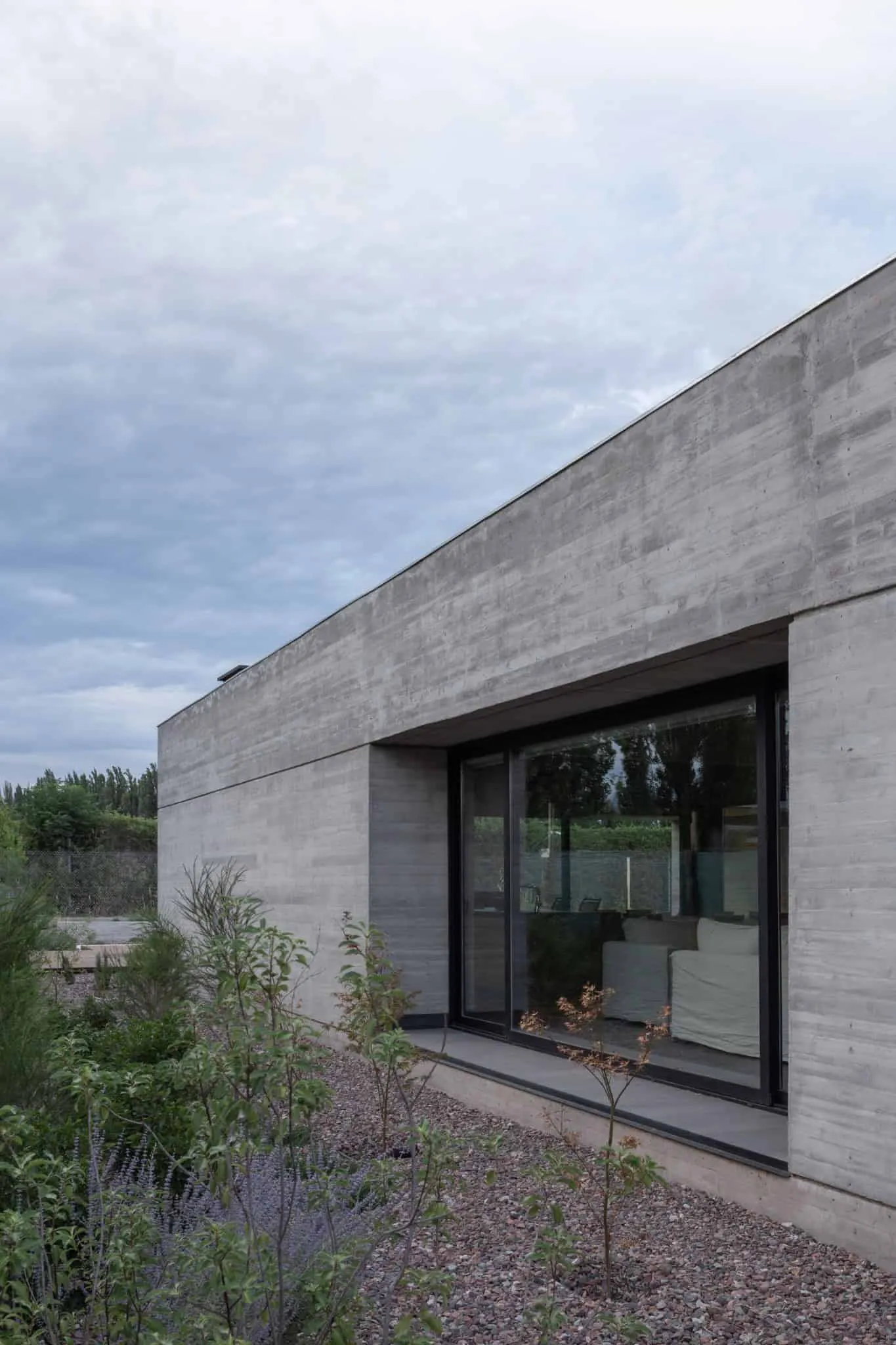 A4estudio设计的Casa Anabela环绕房屋的生机勃勃的花园。