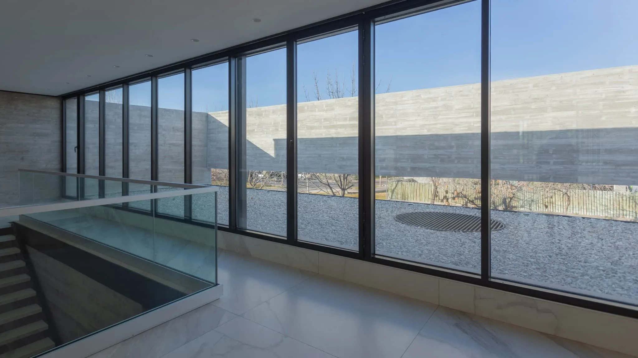 A4estudio设计的Kasa EE：长走廊与玻璃立面景观