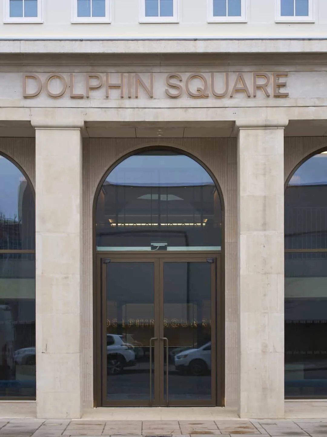 GRID Architects和Interiors打造的海豚广场：重新定义现代住宅的象征