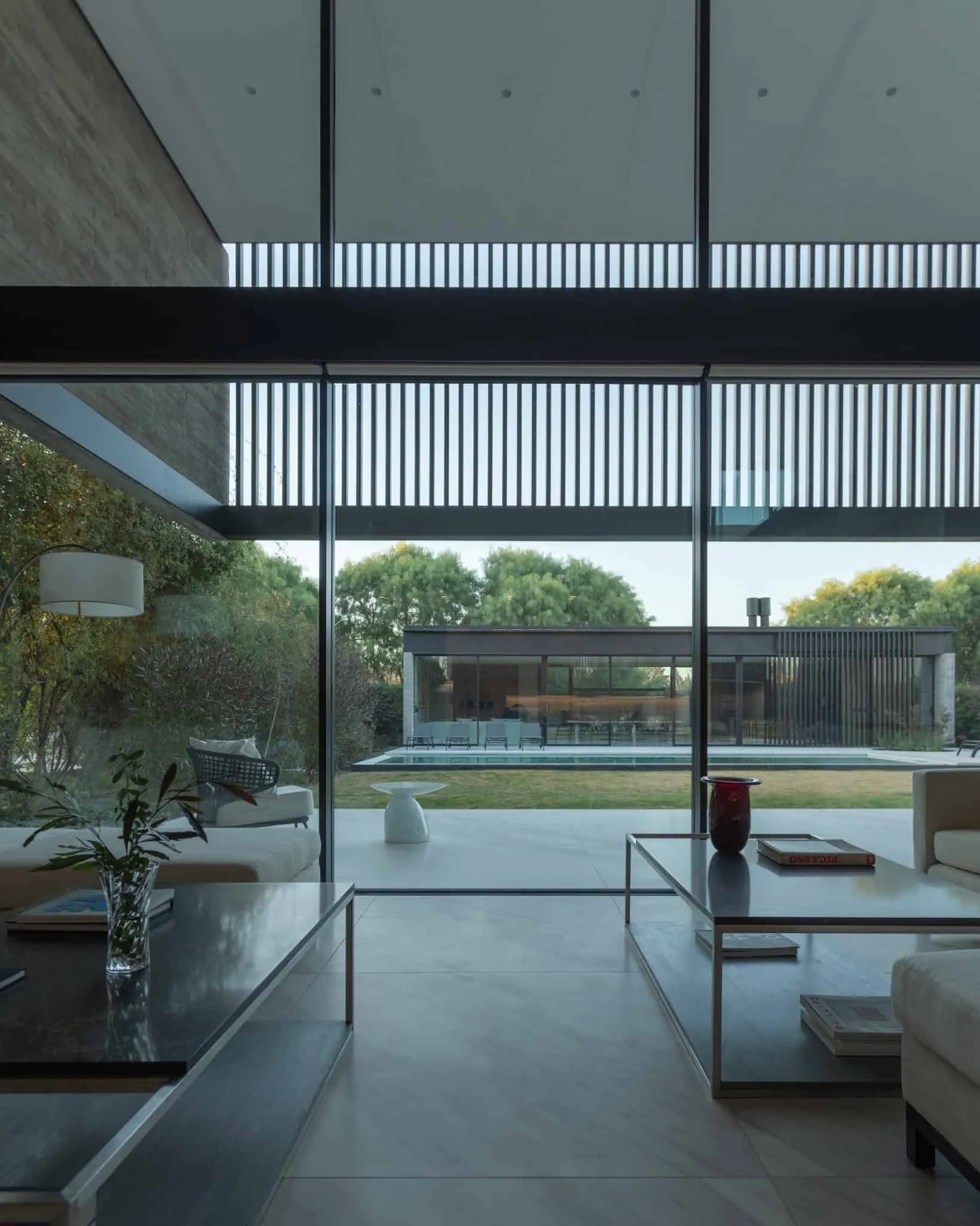 A4estudio设计的Kasa EE：客厅与泳池及外立面景观