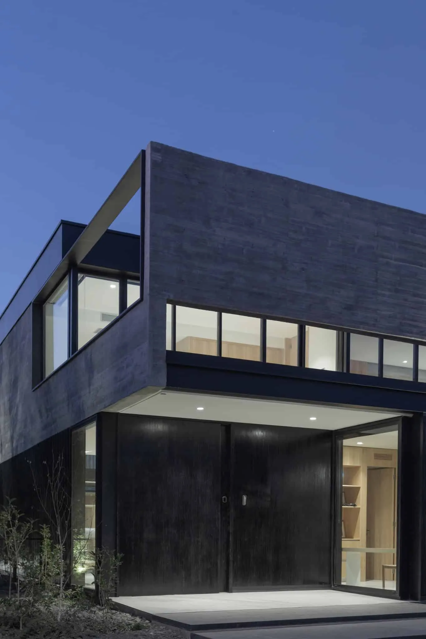 A4estudio设计的Kasa EE：倾斜现代住宅夜晚景观