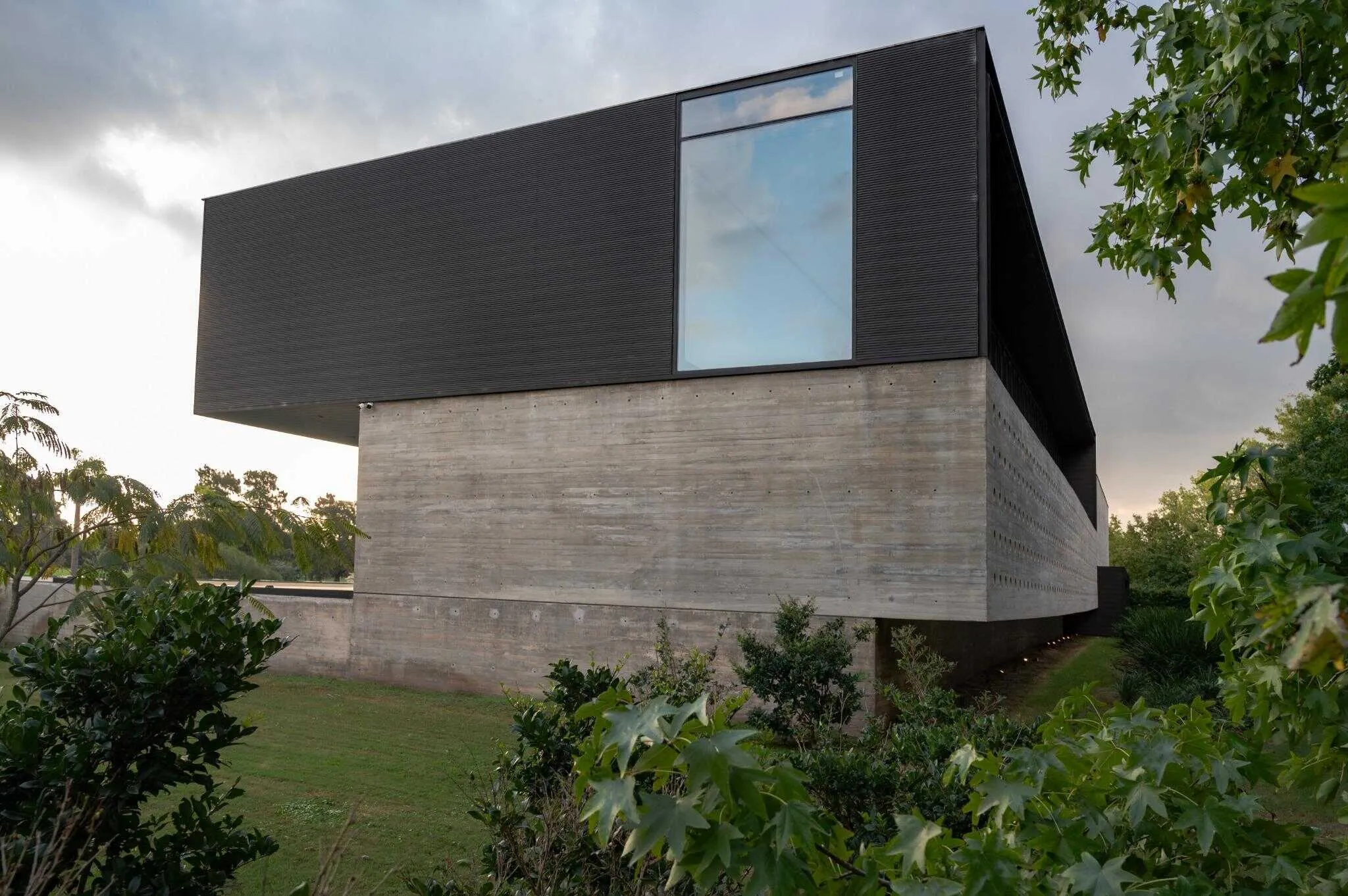 A4estudio设计的帕切科住宅，拥有大角窗提供广阔外部反射