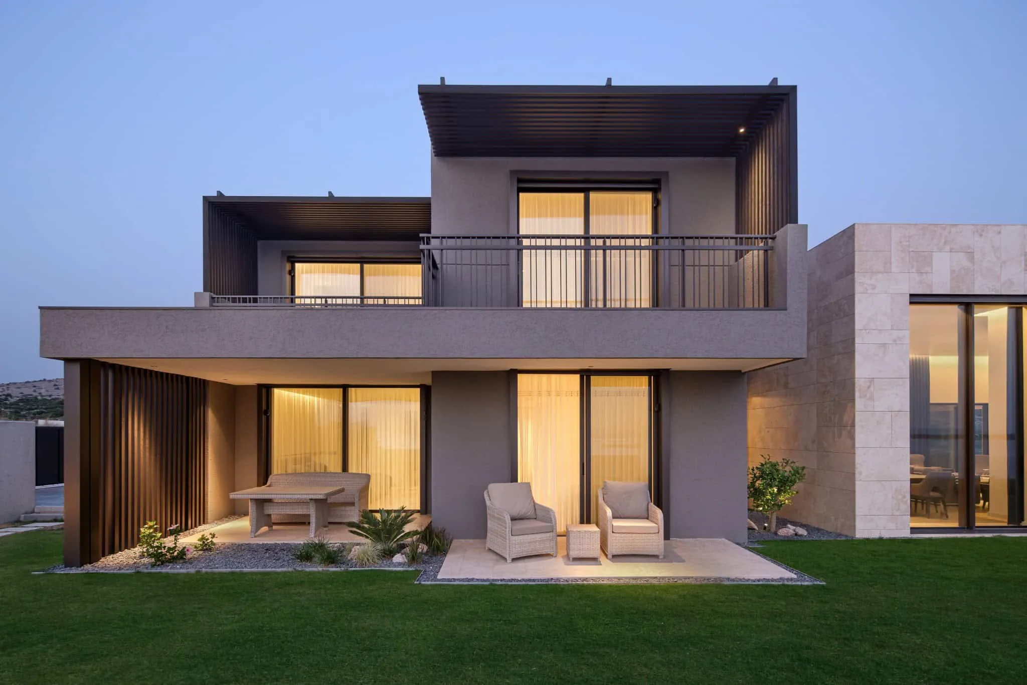 Casa Solis现代前立面与阳台，位于切申