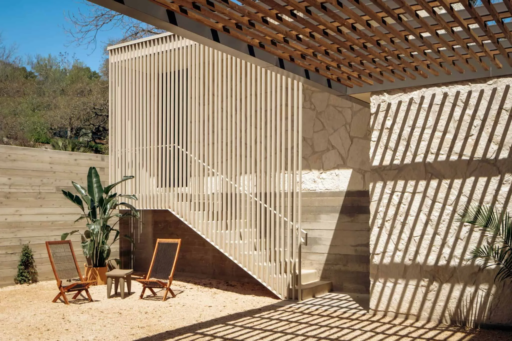 Полный вид на гостиную Casa Solis с большим камином и деревянным потолком.