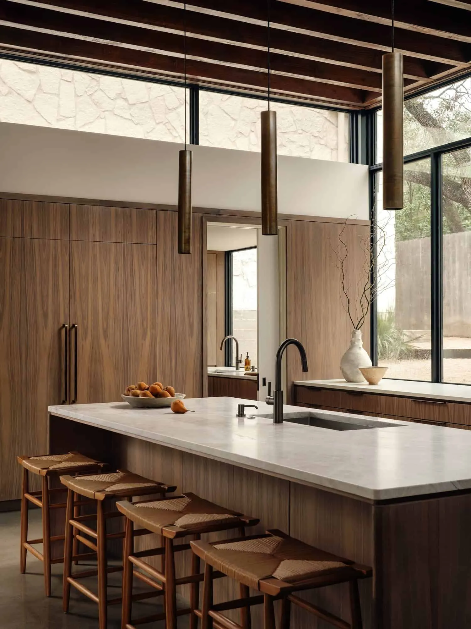 Минималистичная встроенная полка Casa Solis, украшенная керамикой и книгами.