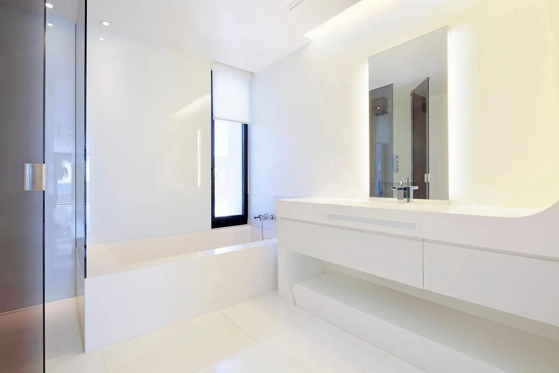 极简卧室，配有可移动玻璃门，通向海景和棕榈树