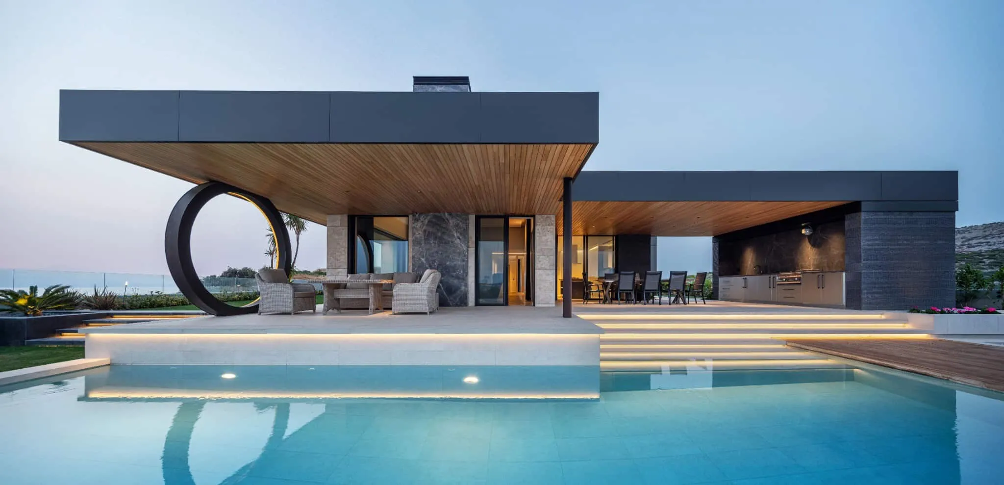 Casa Solis圆形钢结构遮阳棚，配有水边露台与泳池