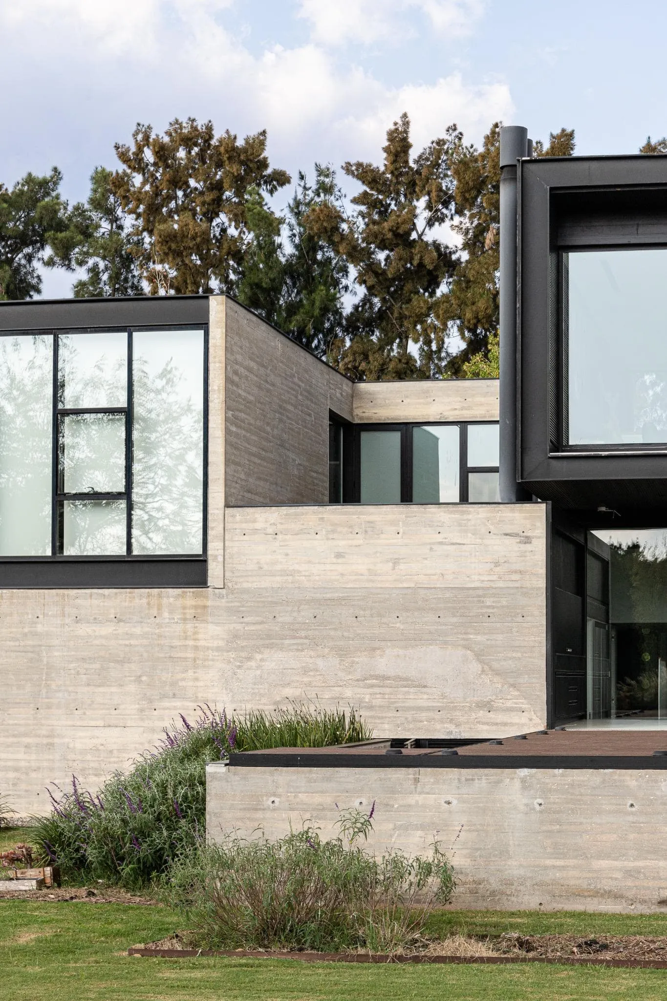 厚重混凝土入口墙体构成帕切科住宅雕塑式侧门路径