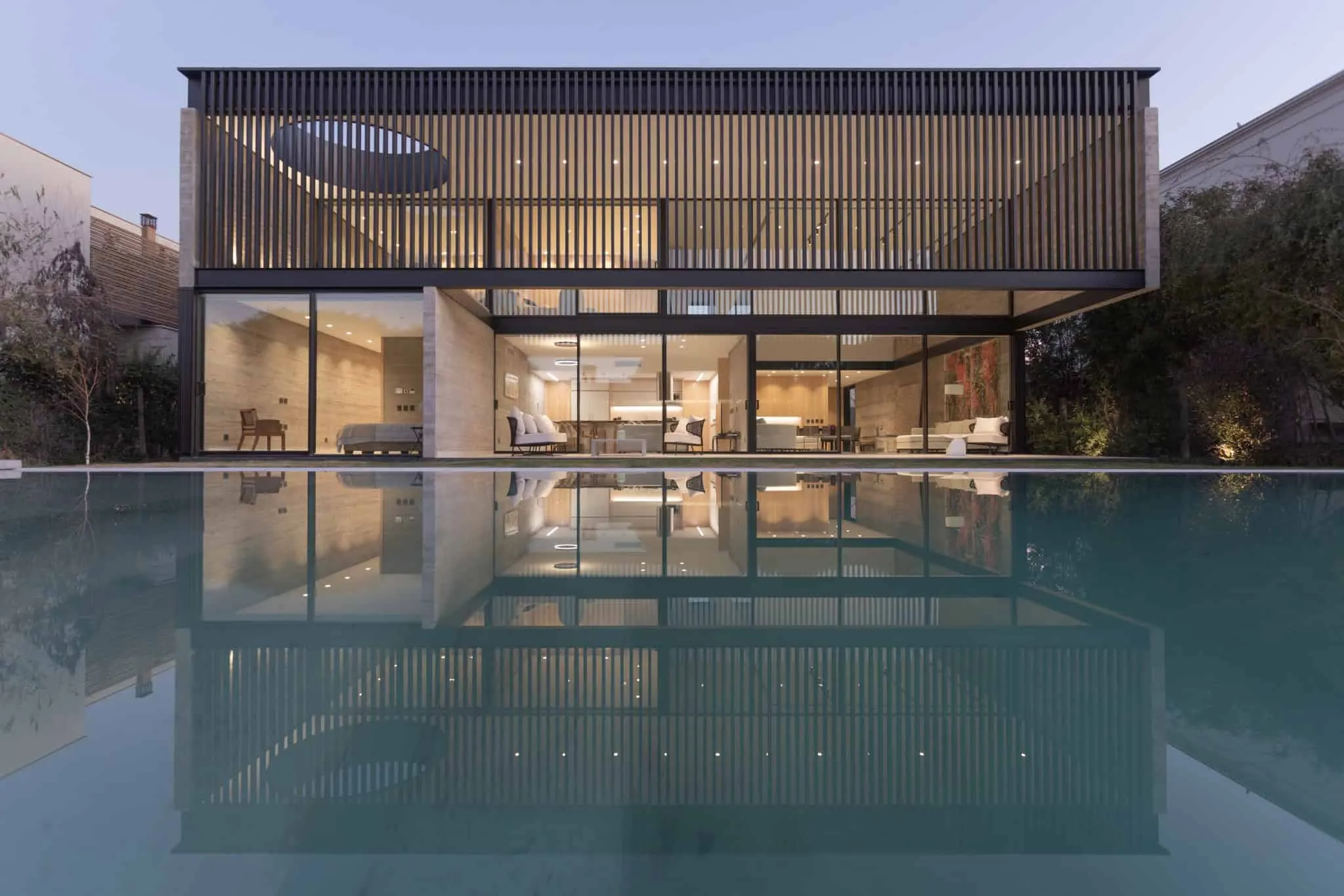 A4estudio设计的Kasa EE：黄昏厨房与餐厅