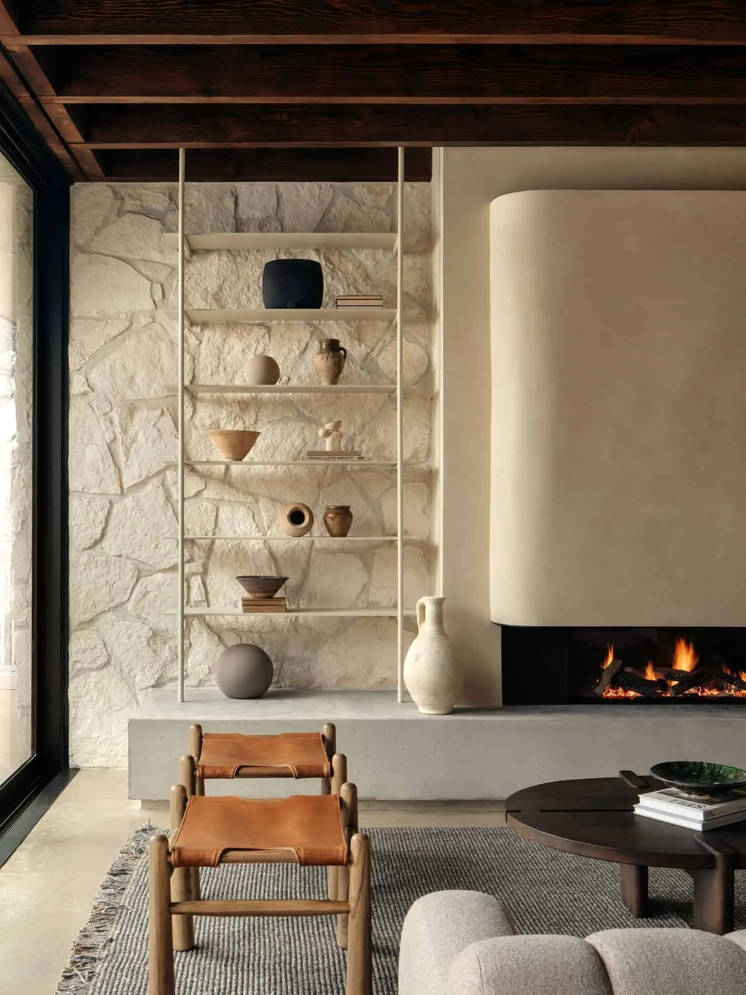 Двор Casa Solis с каменной стеной и выделяющимися тенями перголы.