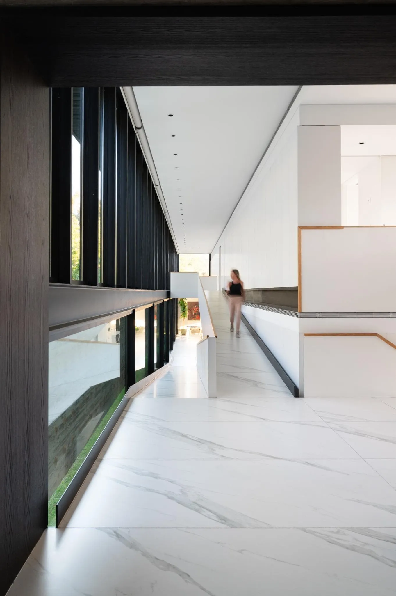 帕切科住宅长内部走廊，从地板到天花板的窗户和极简白色装饰