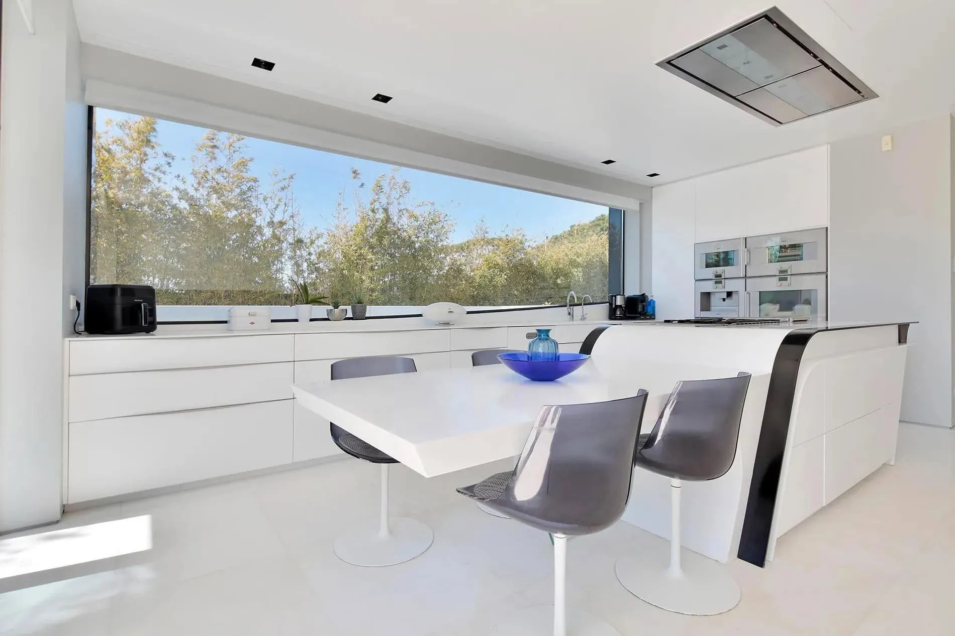 现代餐厅区域，配有极简装饰和黑白美学风格