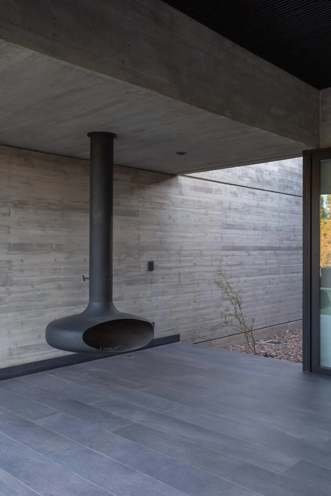 A4estudio设计的Casa Anabela露台悬挂壁炉。