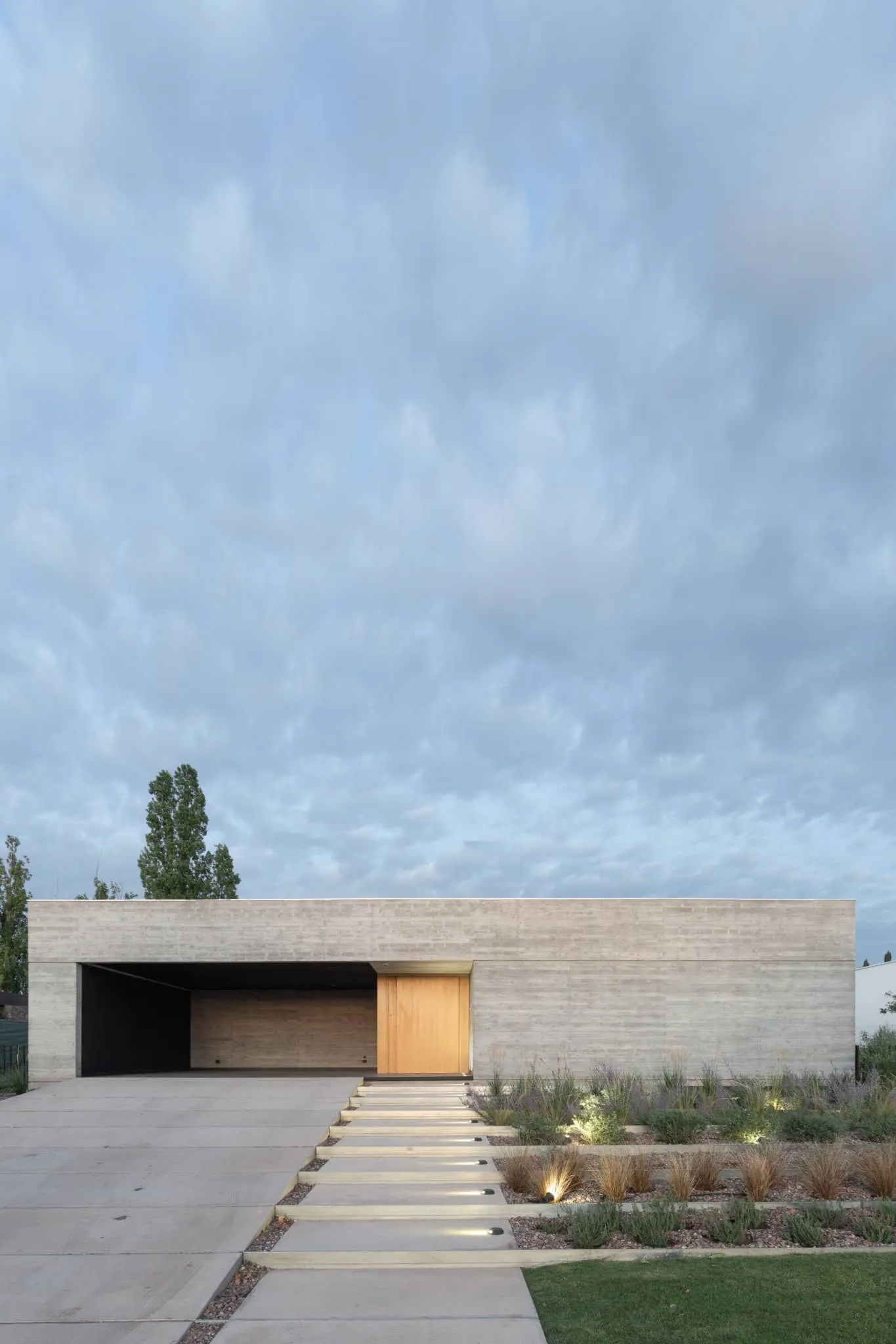 A4estudio设计的Casa Anabela正面视图与氛围照明。