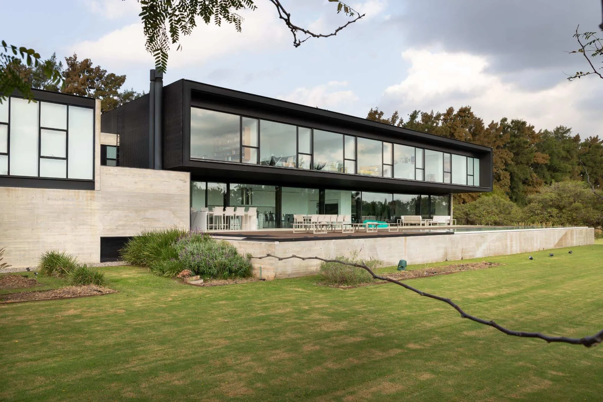 帕切科住宅后部，配有长玻璃结构与开放露台