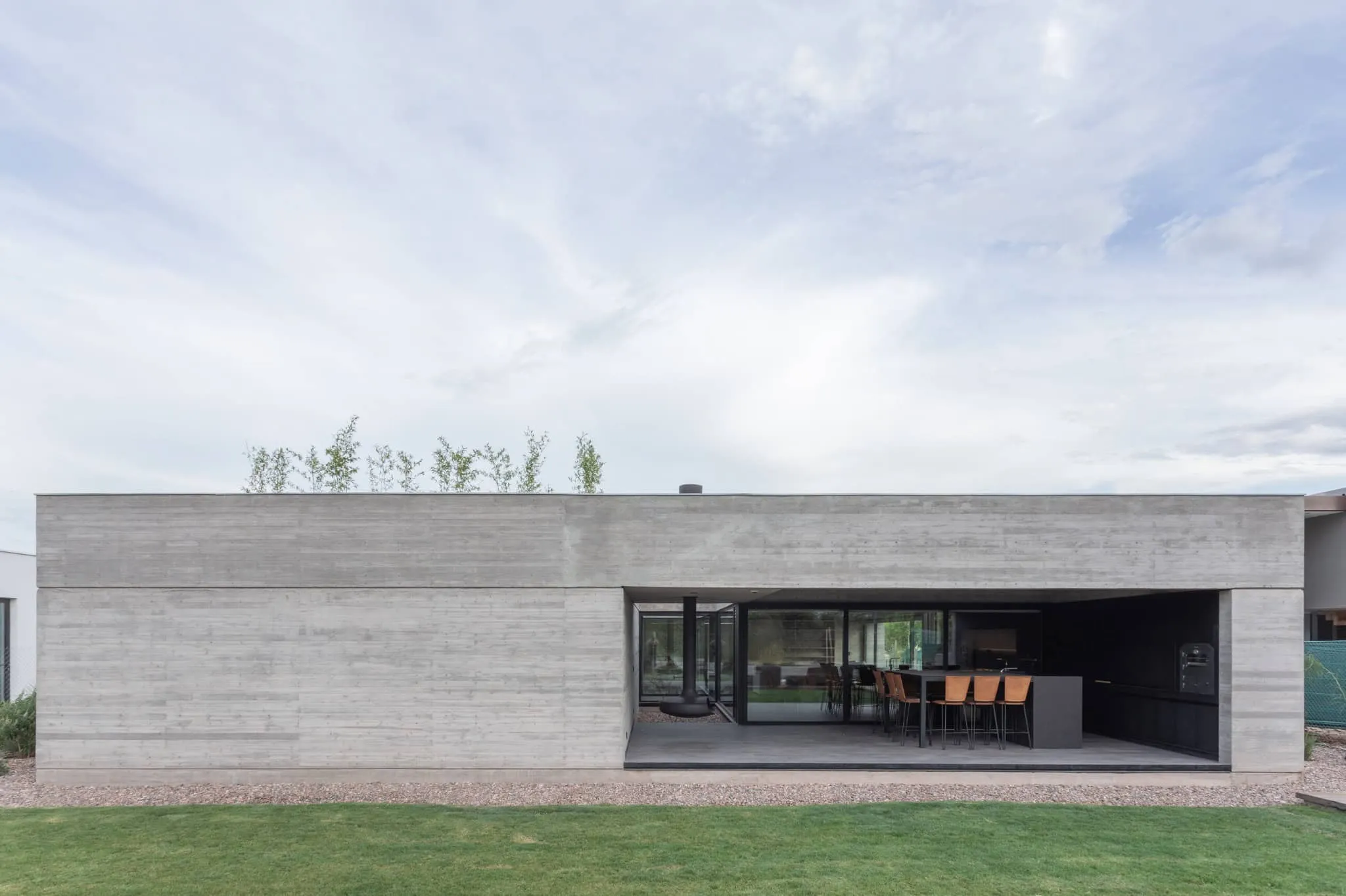 A4estudio设计的Casa Anabela露台与厨房视图。