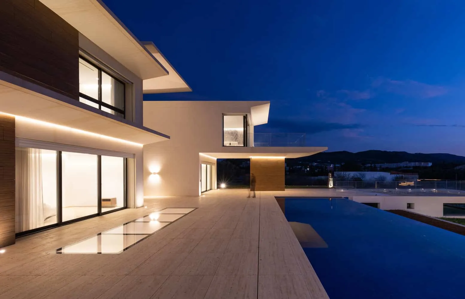Evening view from the exterior of Villa Air with integrated lighting and large glass surfaces