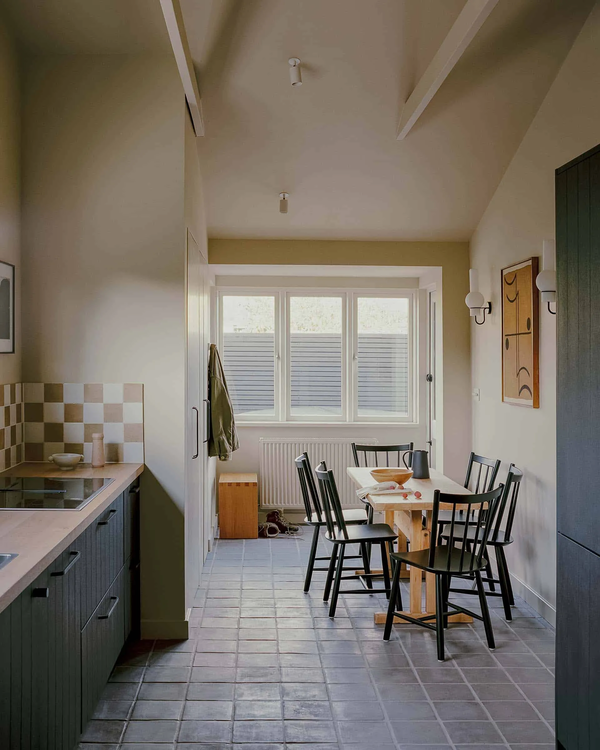 多塞特海滩住宅明亮开放厨房，配有定制木制家具