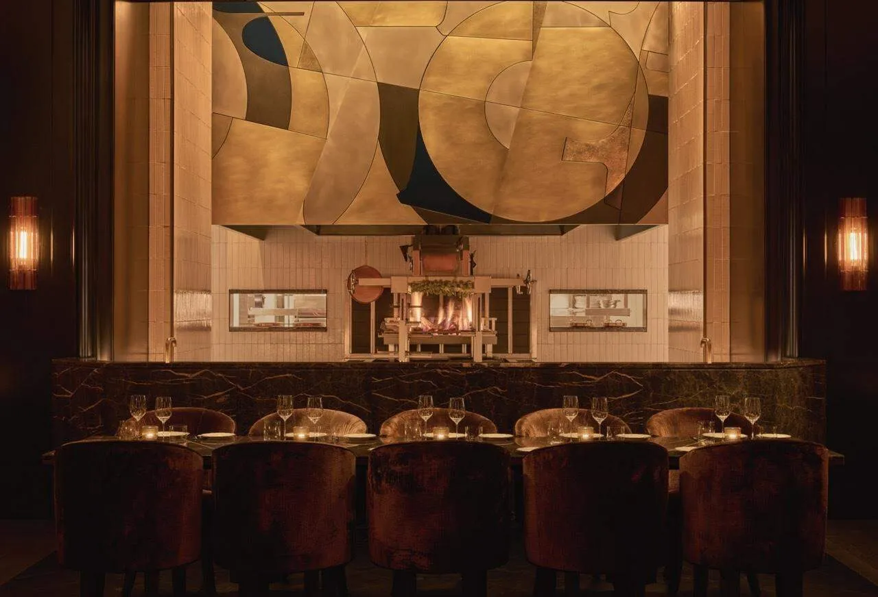 主厨餐桌配有定制壁炉与青铜吊灯的La Tête d'Or内部设计由Rockwell Group打造