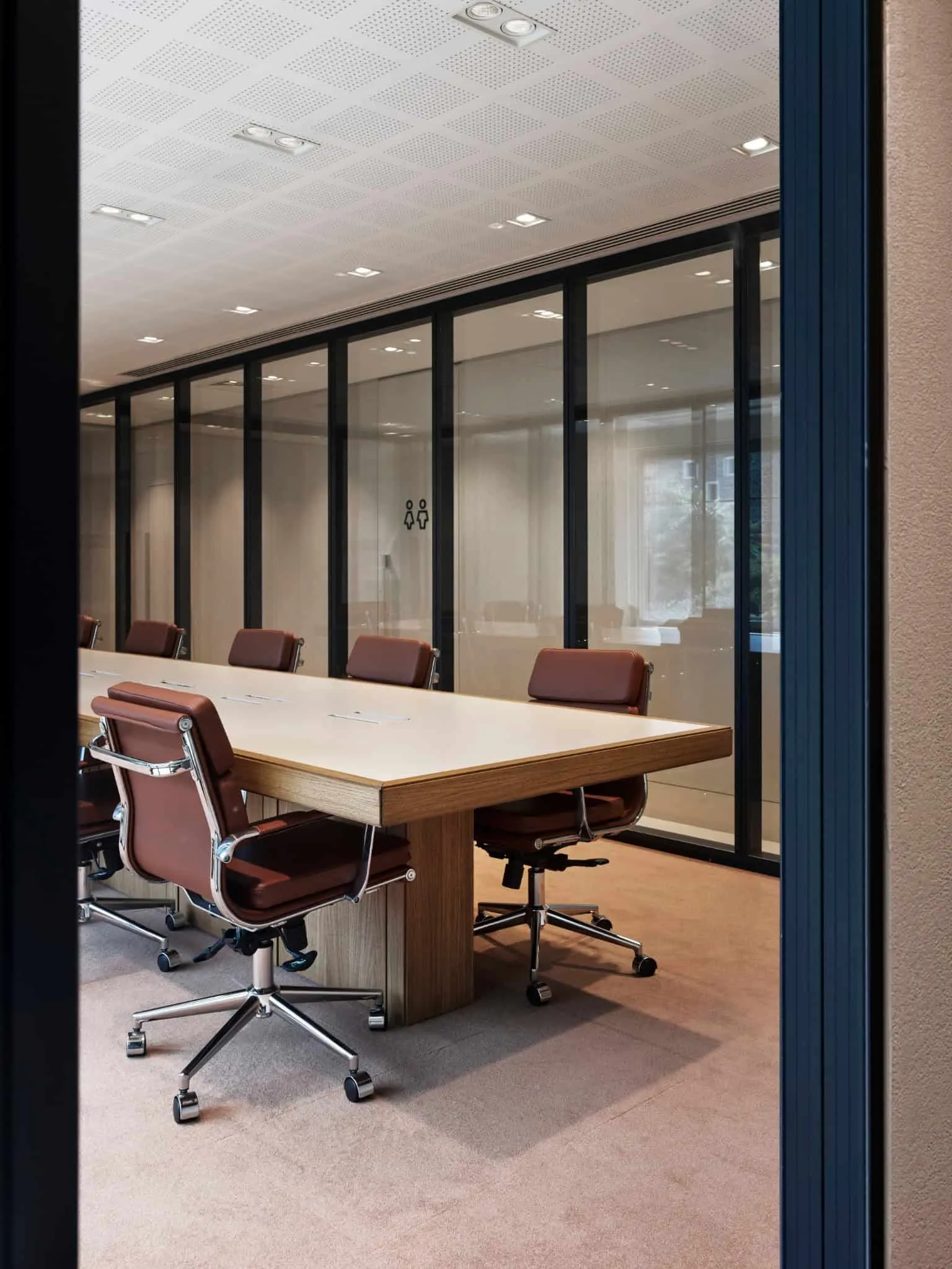 Conference room in Özlenir Headquarter with immersive blue wood interior