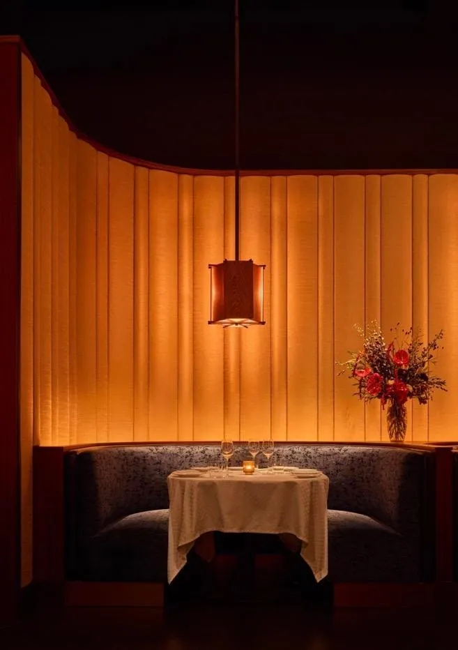 La Tête d'Or内部设计的弯曲灯饰和吊灯由Rockwell Group打造