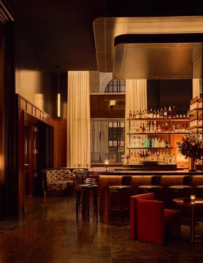 La Tête d'Or后吧现代展示柜由Rockwell Group打造