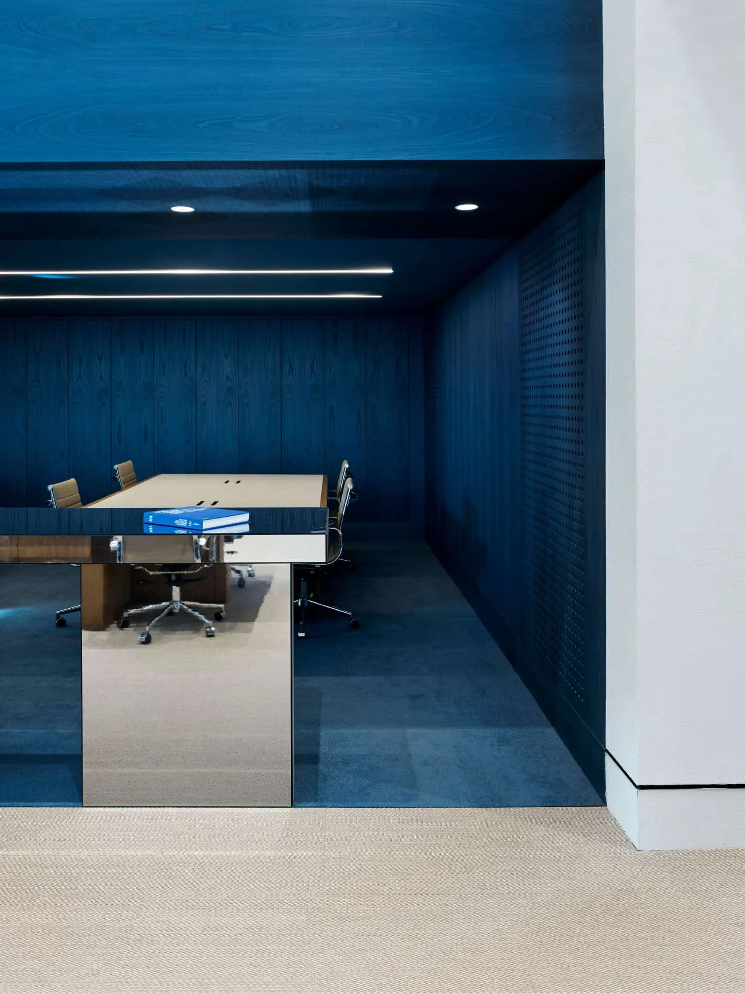 Open office with custom desks and natural lighting in Özlenir Headquarter