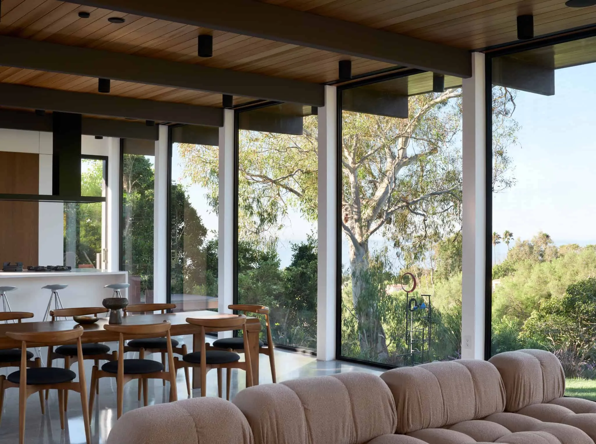 Malibu Glass Box House 客厅与餐厅角落，Klopf Architecture 设计 – 马拉白，加州
