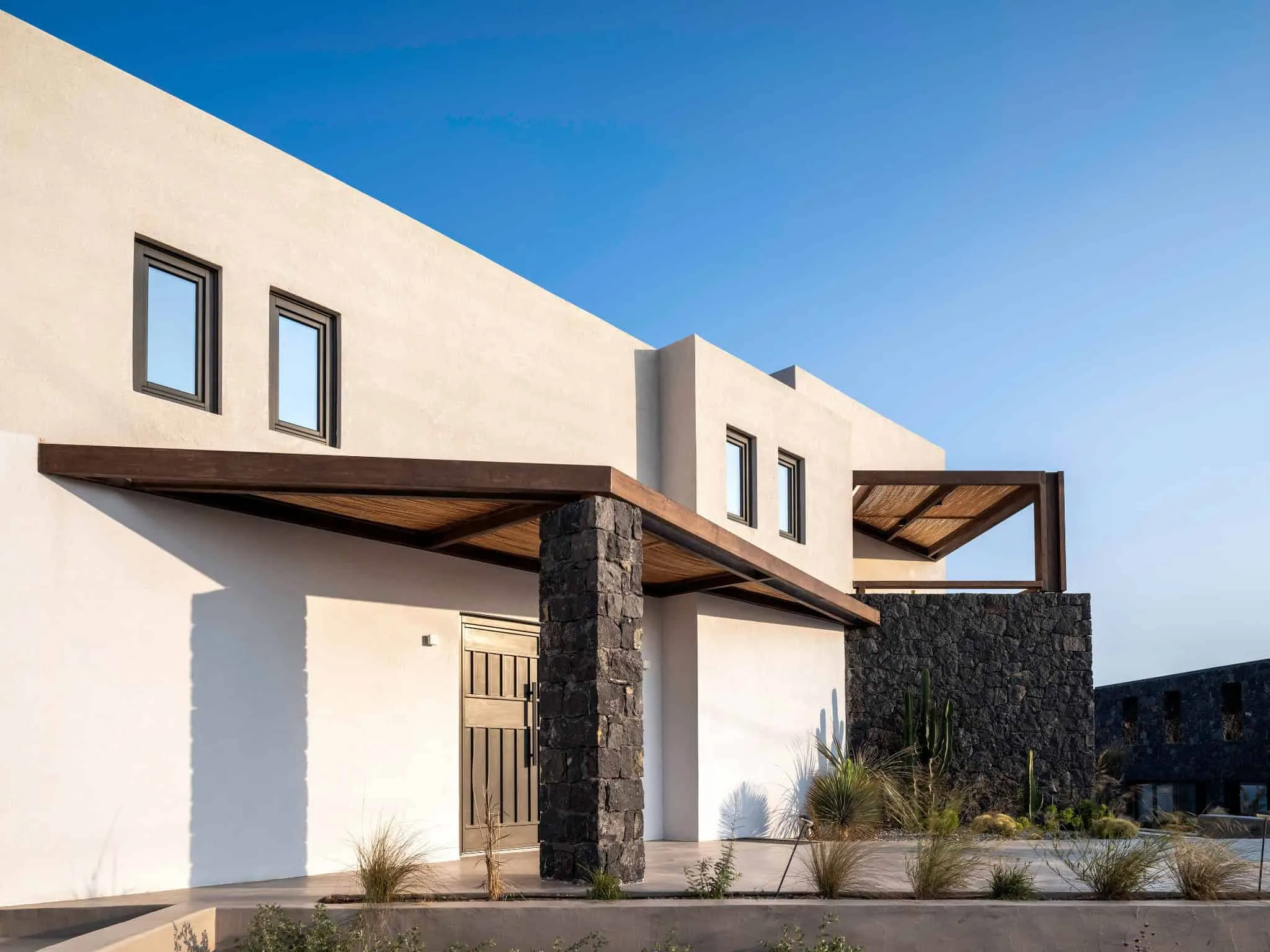 KKMK Architects拍摄的白 magma 房屋入口立面，圣托里尼