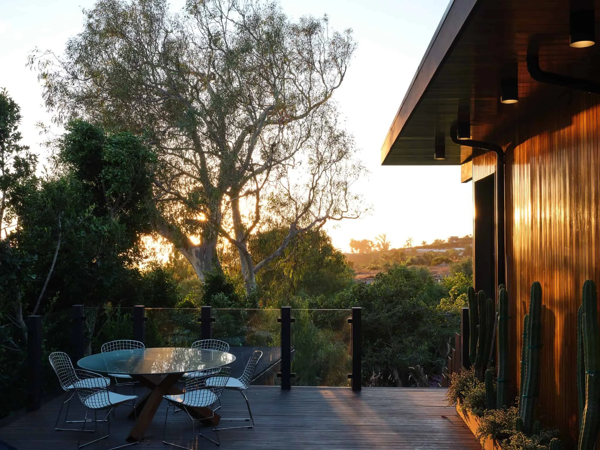 Malibu Glass Box House 住宅露台用餐桌，Klopf Architecture 设计 – 马拉白，加州