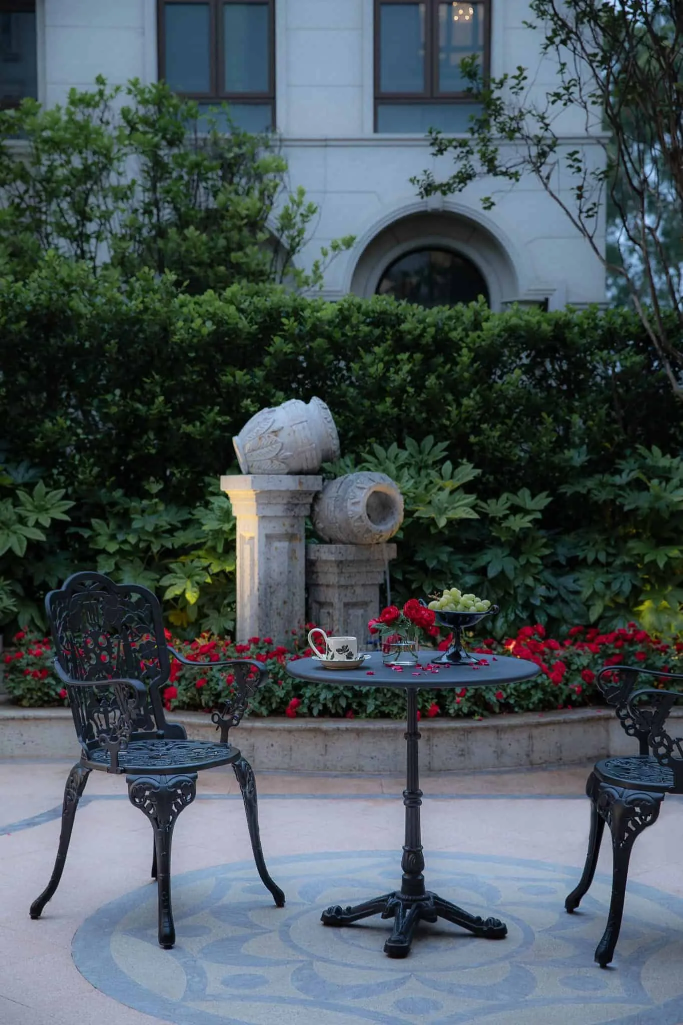 Crepuscule Manor 由 BDSD Boundless Design 设计 —— 东莞花园带杯子的休憩区