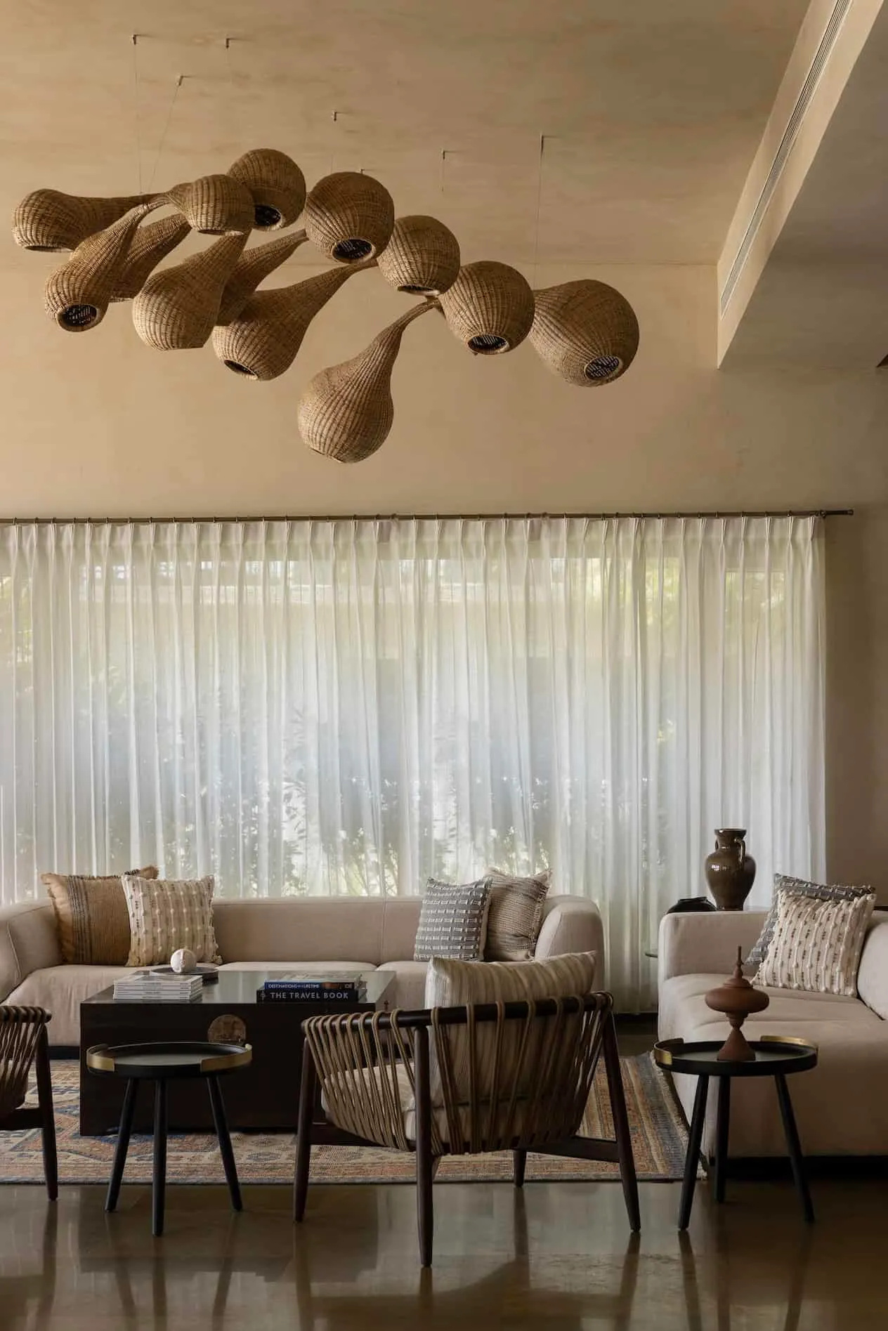 以泥土材料和海洋主题为主的室内设计