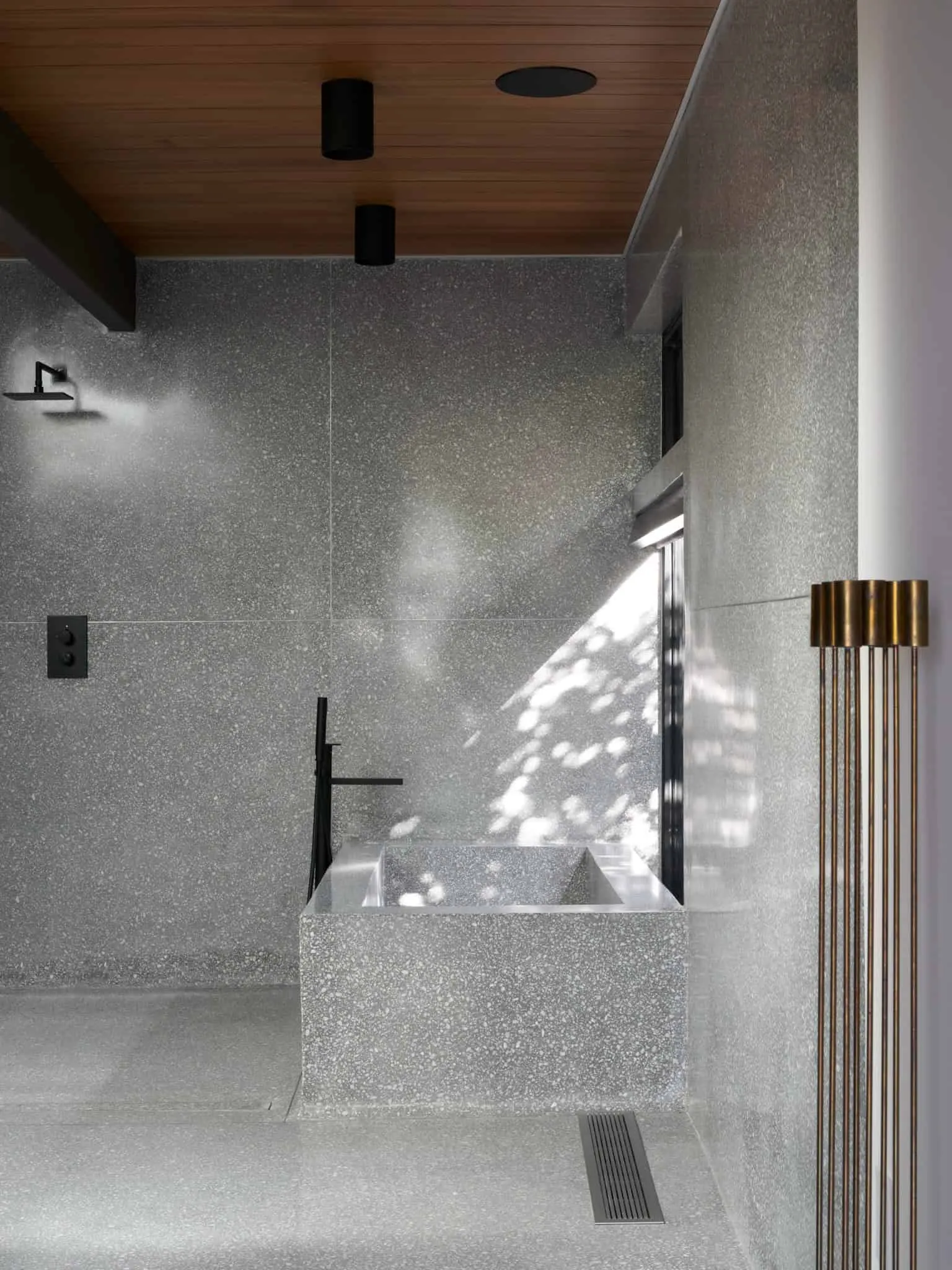 Malibu Glass Box House 浴室与淋浴，Klopf Architecture 设计 – 马拉白，加州