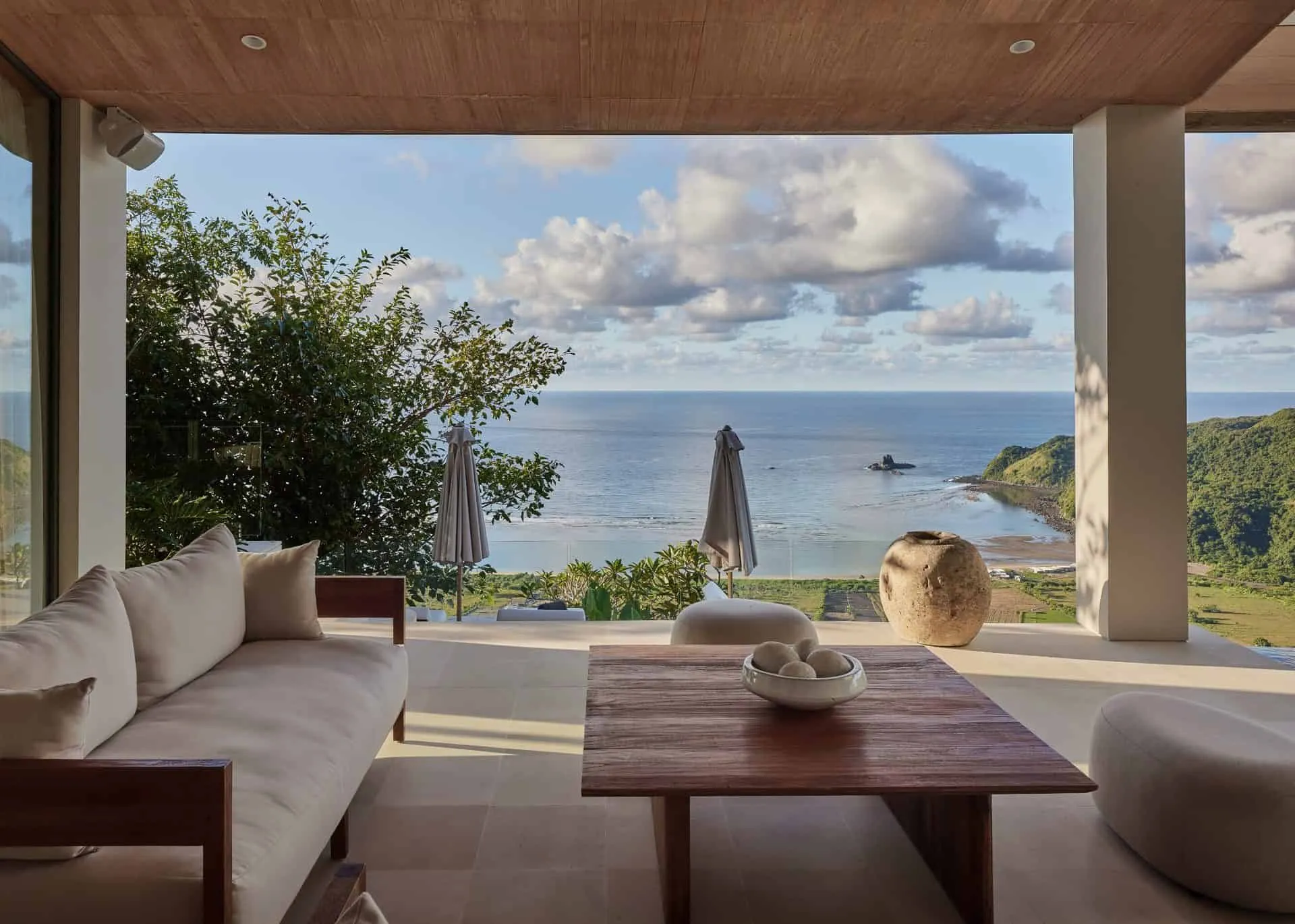 Прикрита тераса вілли Боже за Алексисом Дорнієром з видом на океан, Ломбок, Індонезія