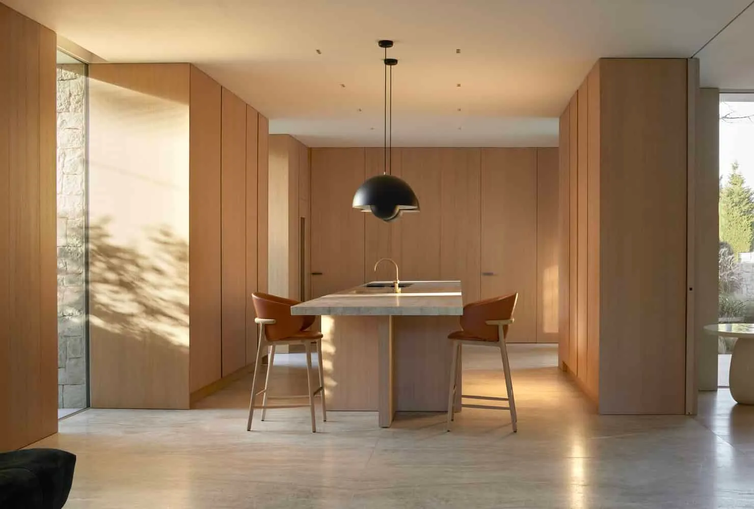 拉莫恩·埃斯特韦工作室的雅卡兰达之家——带岛台的极简厨房，瓦伦西亚，西班牙