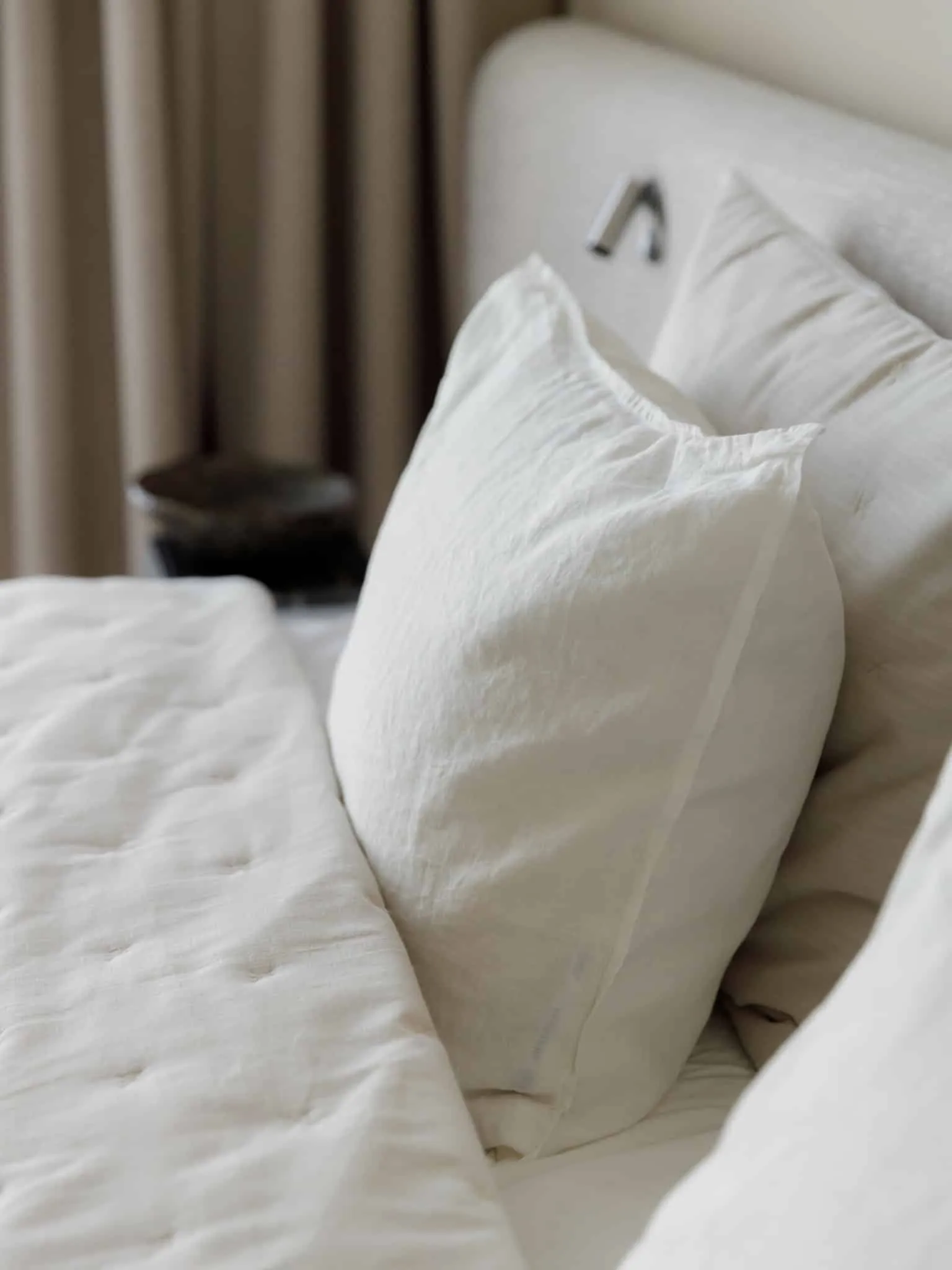 Lesoparkovy apartment — detail of pillows and blanket, STARIKOVA.ARCHITECTS, Chelyabinsk